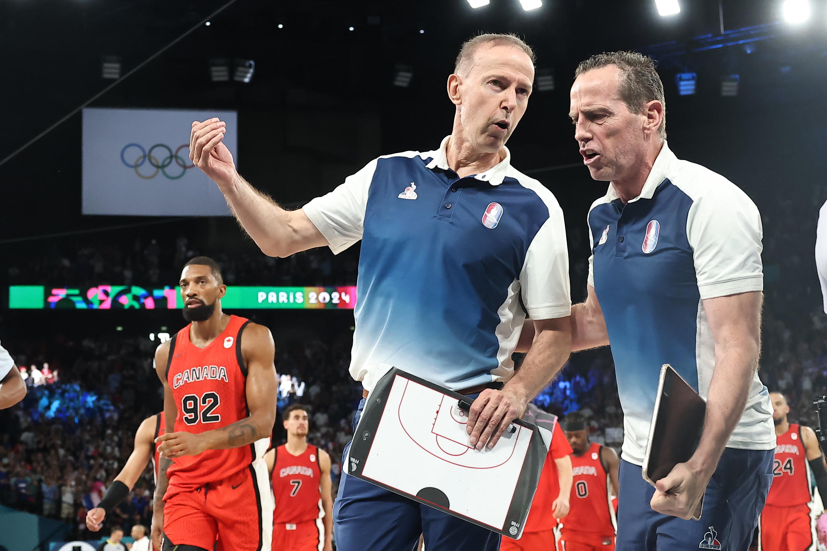 Kenny Atkinson (à droite) ici avec Vincent Collet, est venu renforcer le staff des Bleus pour les JO, avant d'aller entraîner les Cleveland Cavaliers en NBA à la rentrée. LP/Fred Dugit