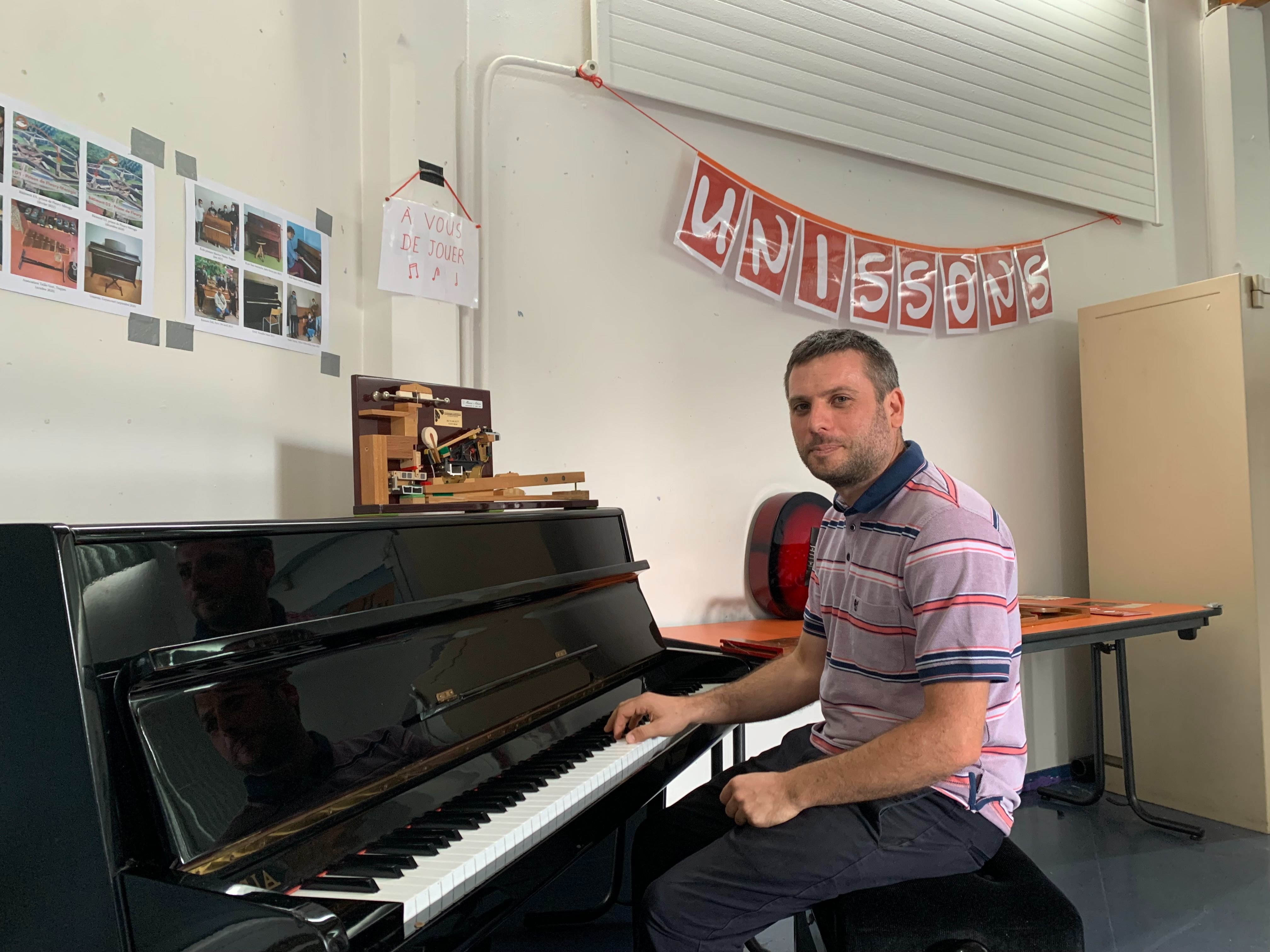 Trappes (Yvelines), le 3 juillet 2023. Sébastien stocke les pianos en attente de donation dans l'ancienne école Albert-Camus, devenue un tiers-lieu associatif. LP/Maxime Laurent
