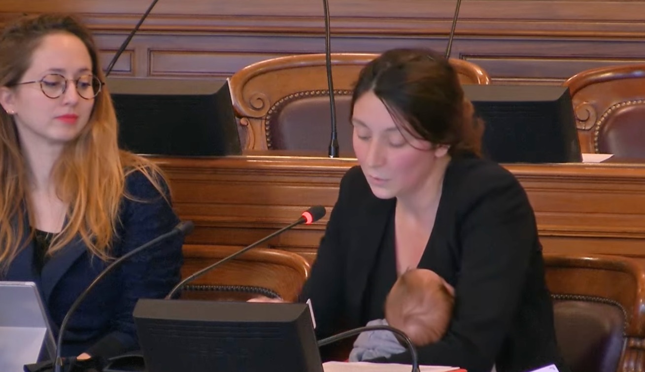 Léa Vasa, élue du Xe arrondissement, a pris part aux débats du Conseil de Paris avec sa fille de 11 semaines dans les bras. DR