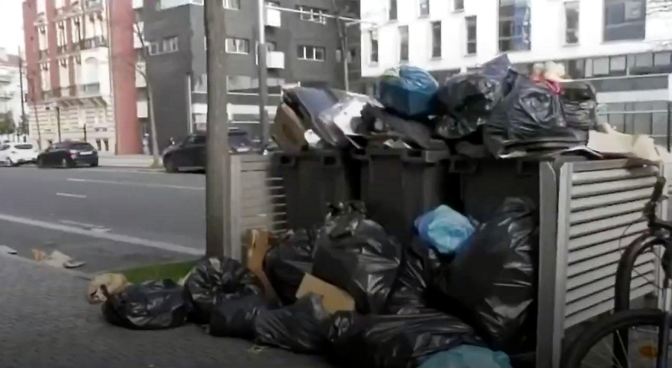 L'accumulation des déchets sur les trottoirs de la cité océane a conduit les autorités à demander aux usagers de ne pas sortir leurs poubelles, dans la mesure du possible. Document BFM TV