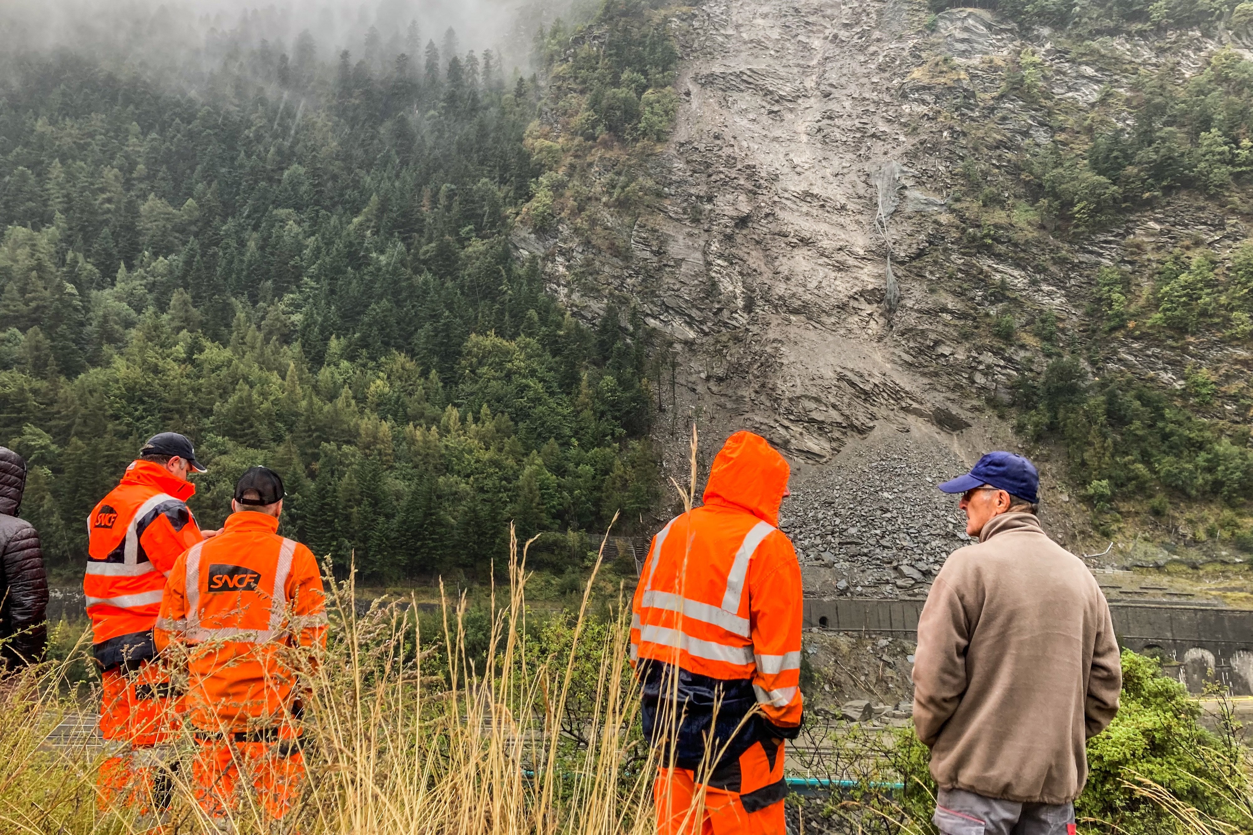 Pas moins de 700 m3 de roches sont descendus brutalement au fond de la vallée de la Maurienne en Savoie, quelques kilomètres avant Modane et l’accès au tunnel du Fréjus. LP/Thomas Pueyo
