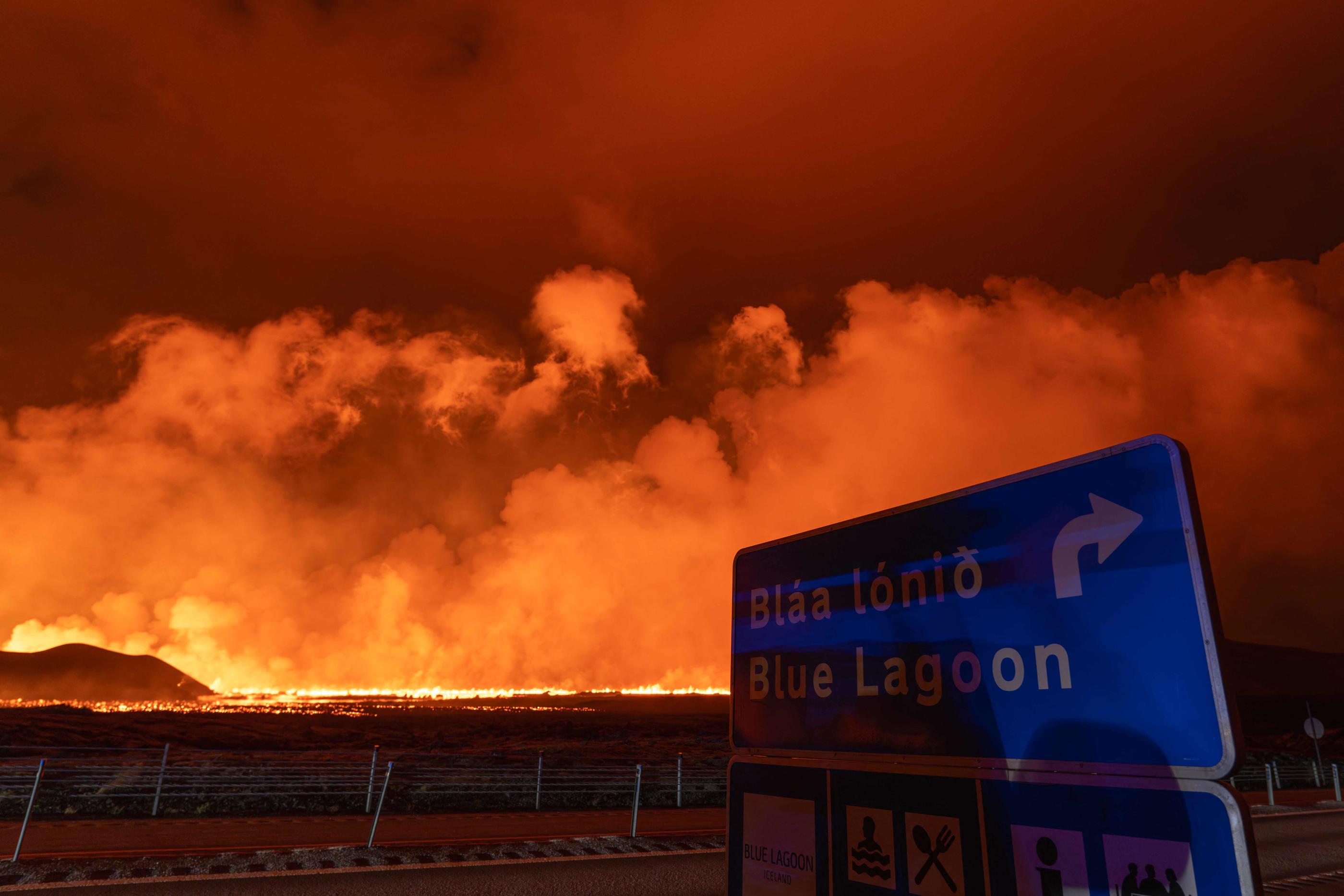 Pour la sixième fois consécutive depuis cet hiver, de la lave mêlée de fumée s’est échappée des entrailles d'un volcan près de Grindavik, sur la péninsule islandaise de Reykjanes. AFP/Ael Kermarec