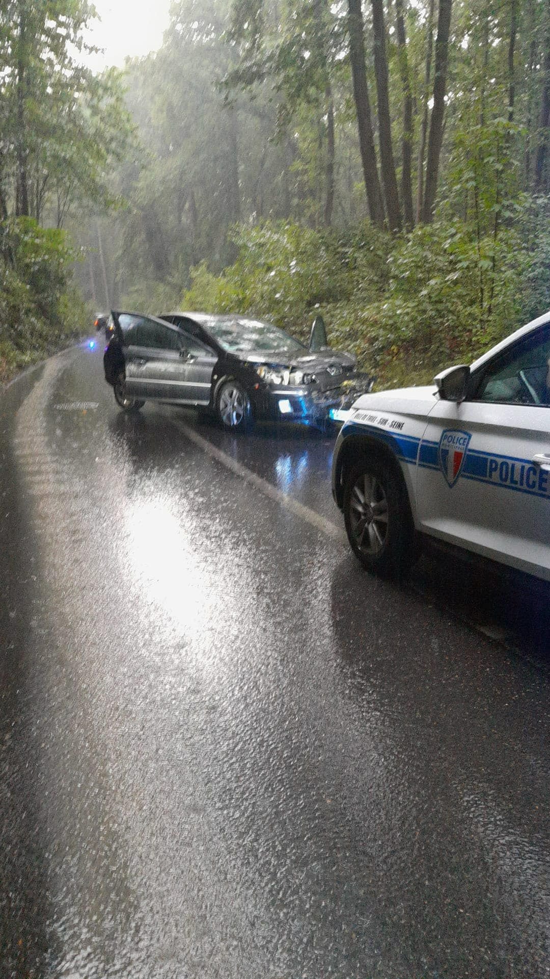 Jouy-le-Moutier (Val-d'Oise) vendredi 22 juillet 2022. Un jeune homme de 20 ans a percuté un talus à Jouy-le-Moutier alors qu'il était poursuivi par la police municipale de Triel-sur-Seine (Yvelines). Il conduisait sans permis et venait de griller un feu rouge. DR.