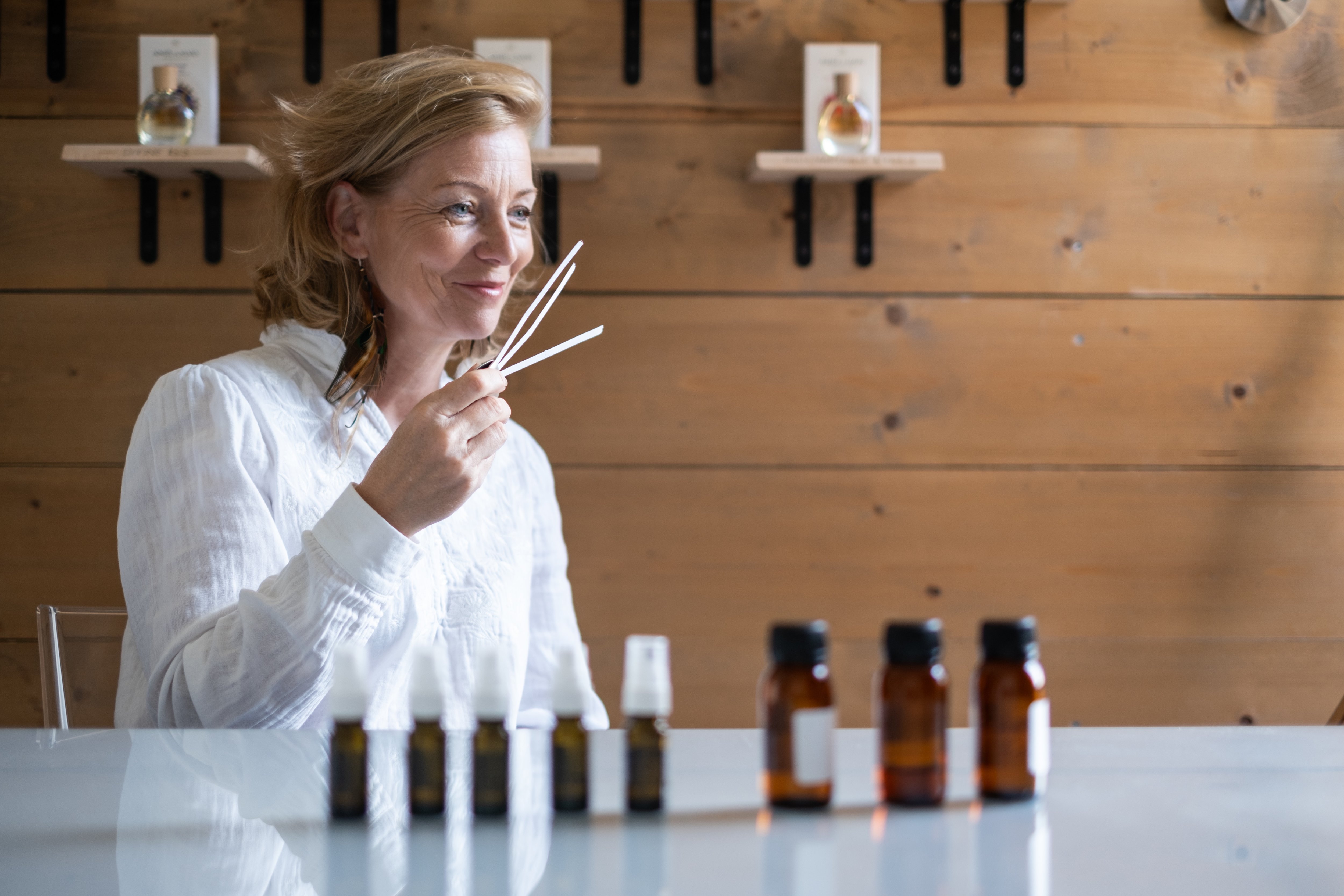 Dans son laboratoire à Montcresson (Loiret), Valérie Demars conçoit des parfums 100% naturels et artisanaux distribués dans 300 points de vente en France, dont l'un codéveloppé avec Natasha St-Pier. ©Adeline Bettinger