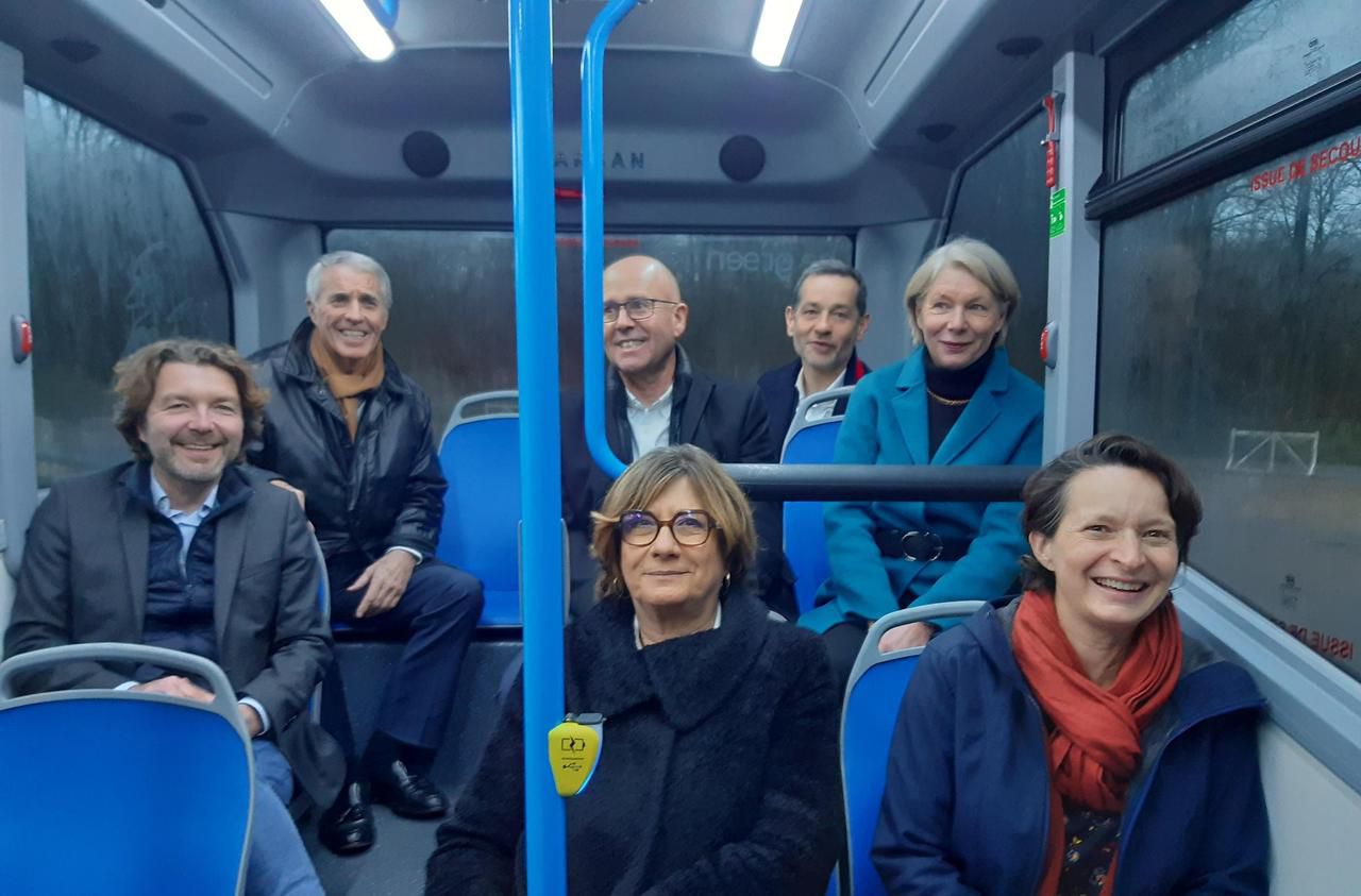 <b></b> Garches, ce jeudi. Les élus de Garches, Ville-d’Avray, Marnes-la-Coquette et Vaucresson, ont testé la première navette électrique, qui traversera le domaine de Saint-Cloud.