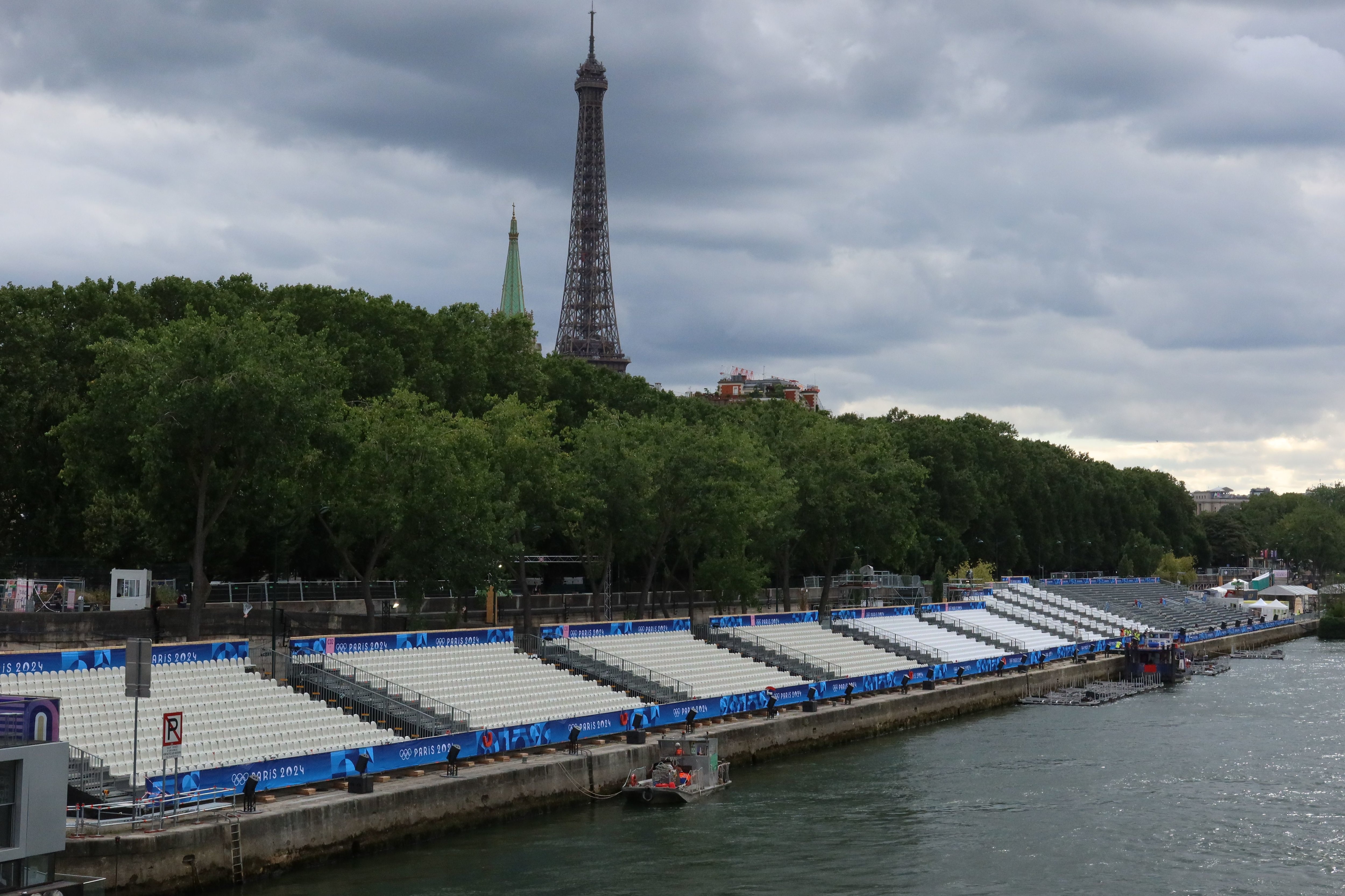 Paris (VIIe), le 22 juillet. Depuis le pont des Invalides, se dévoilent les gradins de la cérémonie d'ouverture. Derrière, sur les quais hauts, la visibilité pourrait ne pas être optimale. LP/Simon Gourru