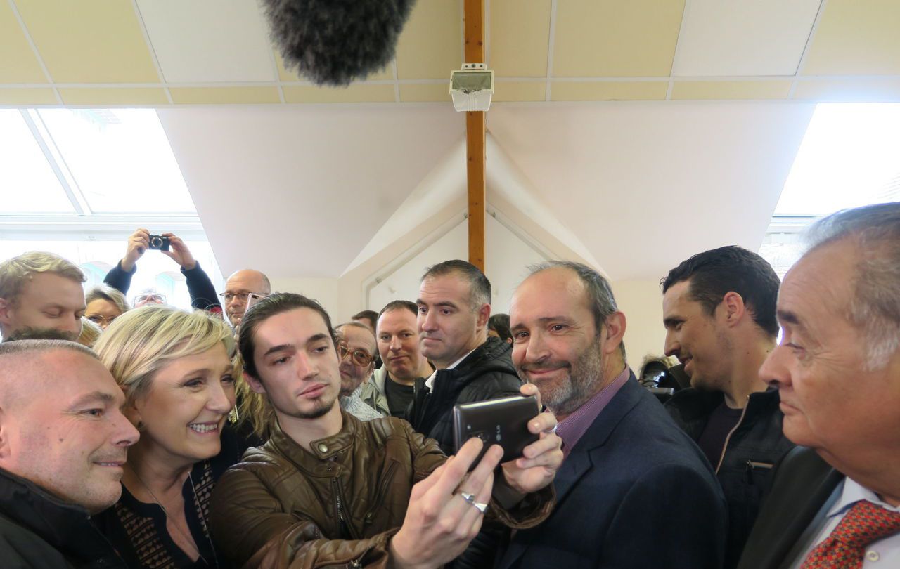 <b></b> Le Vaudoué, le 3 mars. Marine Le Pen multiplie les portraits photos avec ses fans, après avoir reçu le parrainage du maire Pierre Bacqué. 