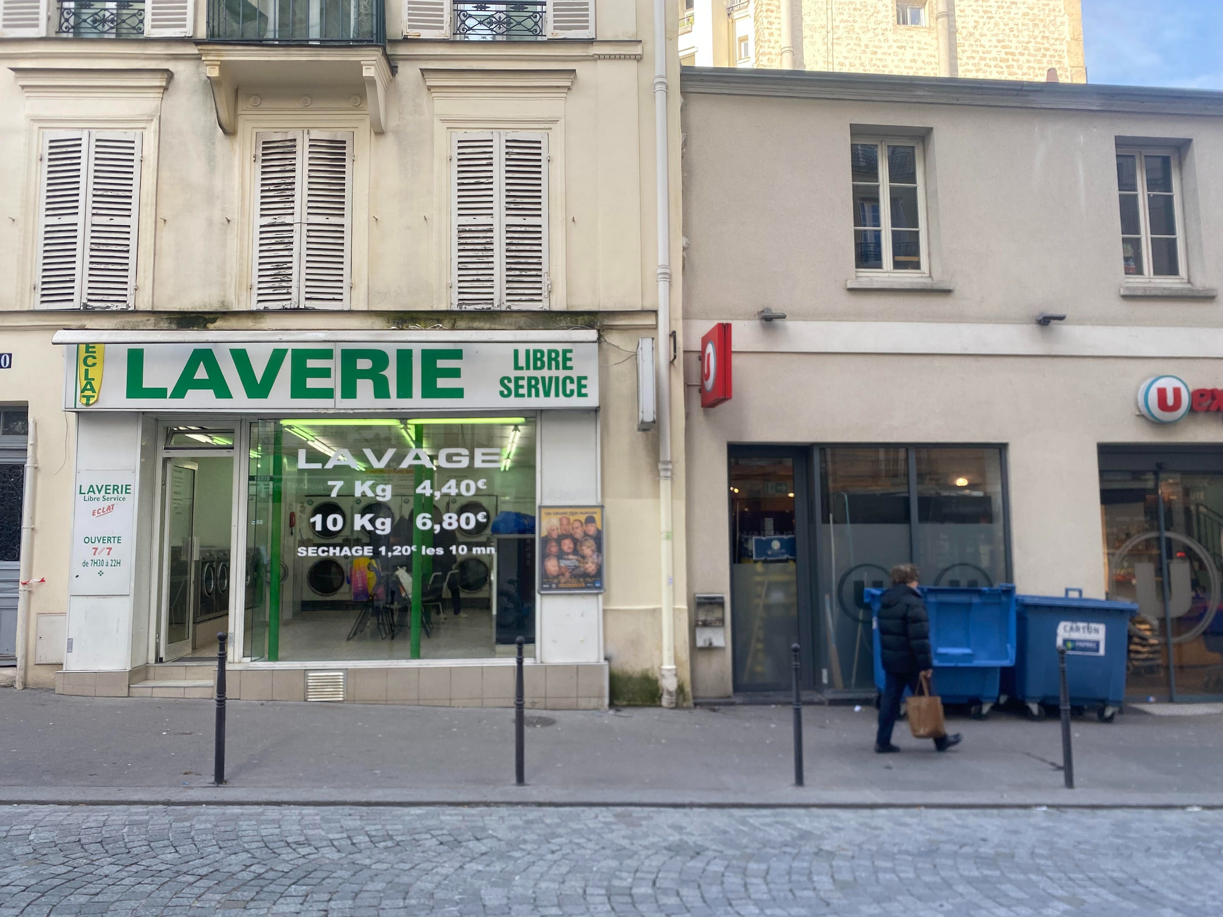 C'est devant cette laverie de la rue de la Tombe-Issoire (XIVe) que la victime s'est écroulée après avoir reçu plusieurs coups de couteau. LP/Benjamin Derveaux