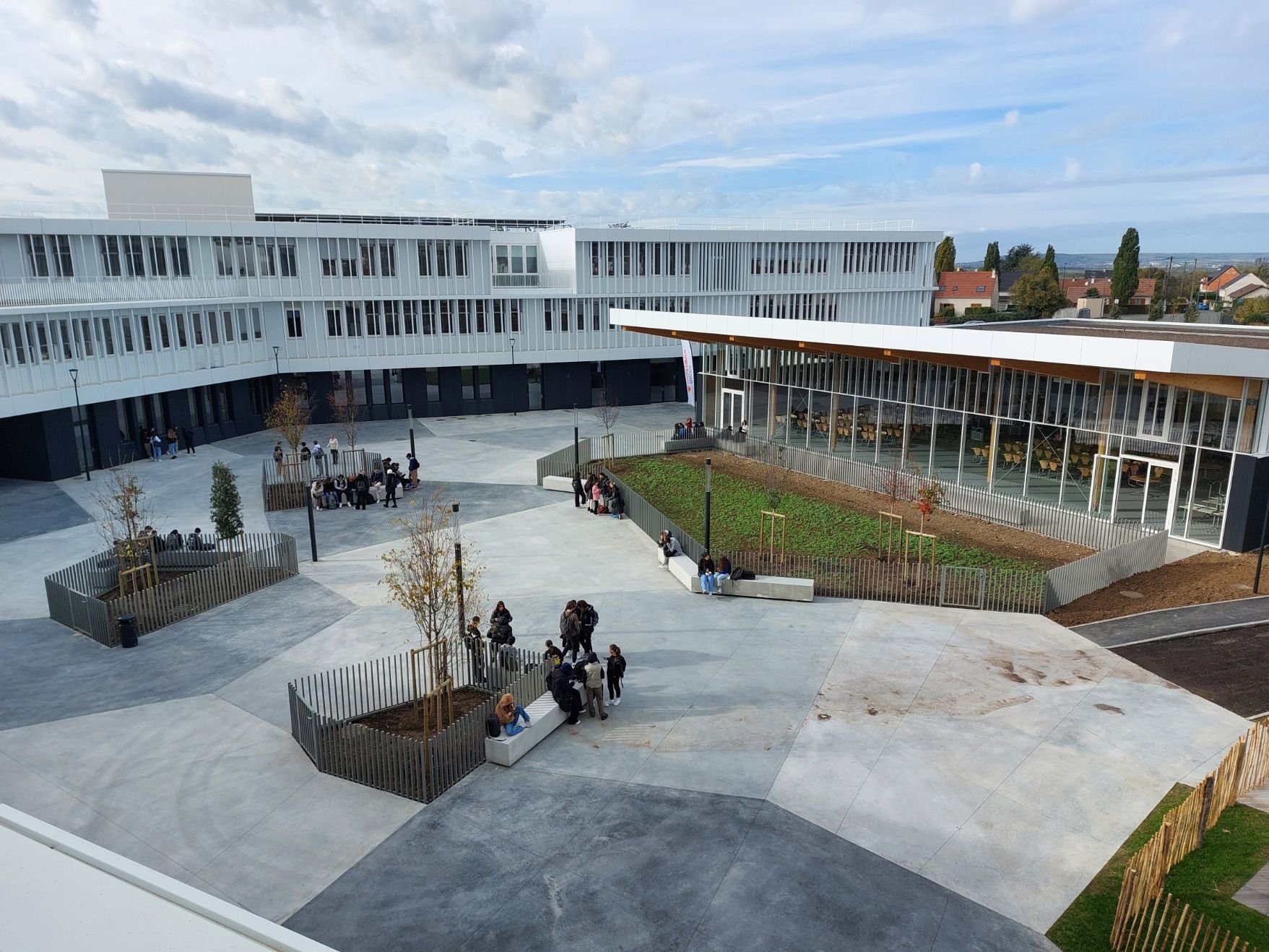 Cormeilles-en-Parisis, le 8 novembre. La cour de récréation, orientée au Nord, permet d'accéder à la cantine, qui est équipée de larges baies vitrées. LP/Thibault Chaffotte