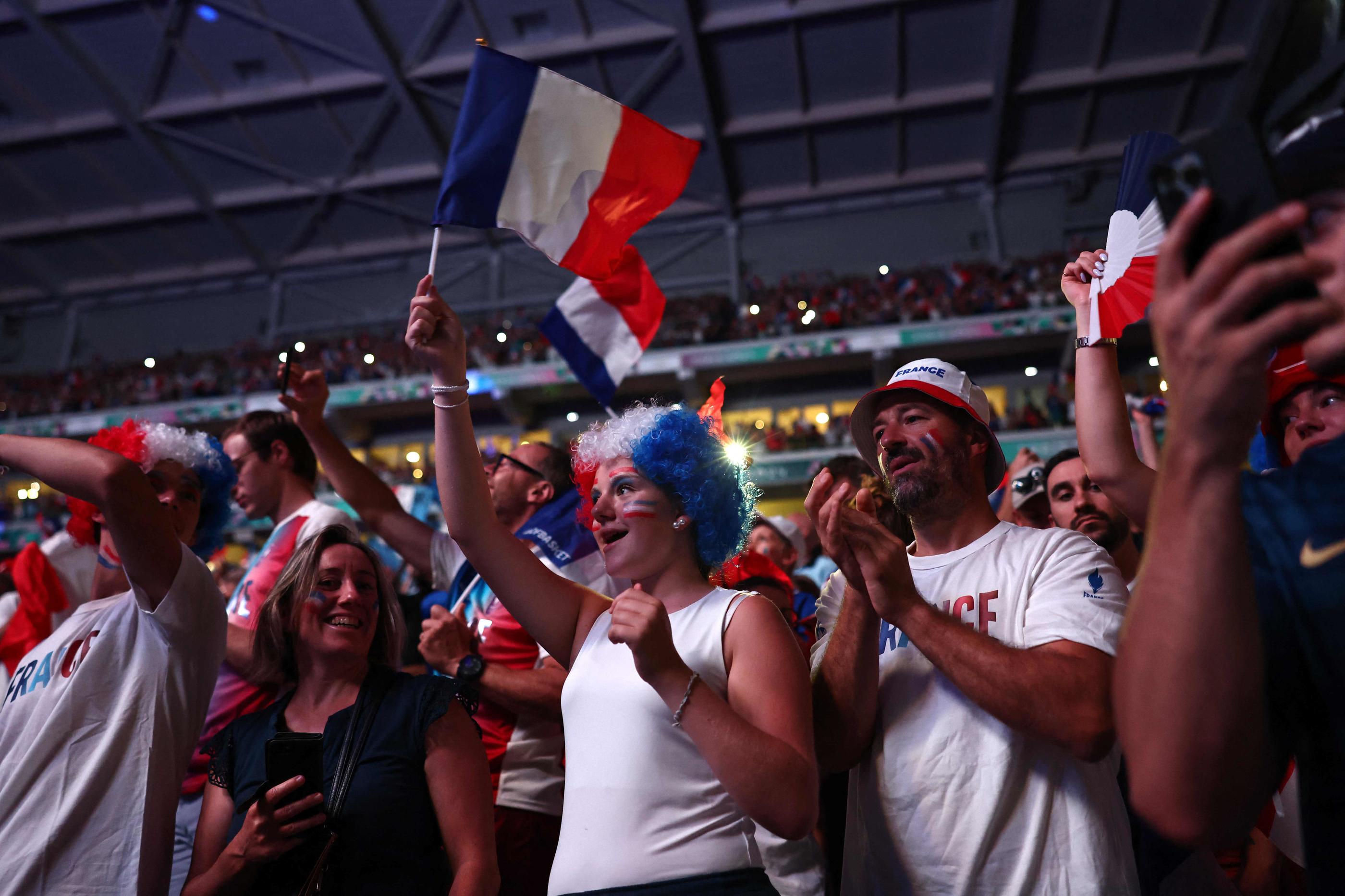 Le public du stade Pierre-Mauroy a assuré une nouvelle fois l'ambiance lors de la finale de l'équipe de France de hand féminine contre la Norvège. AFP/Sameer Al-Doumy