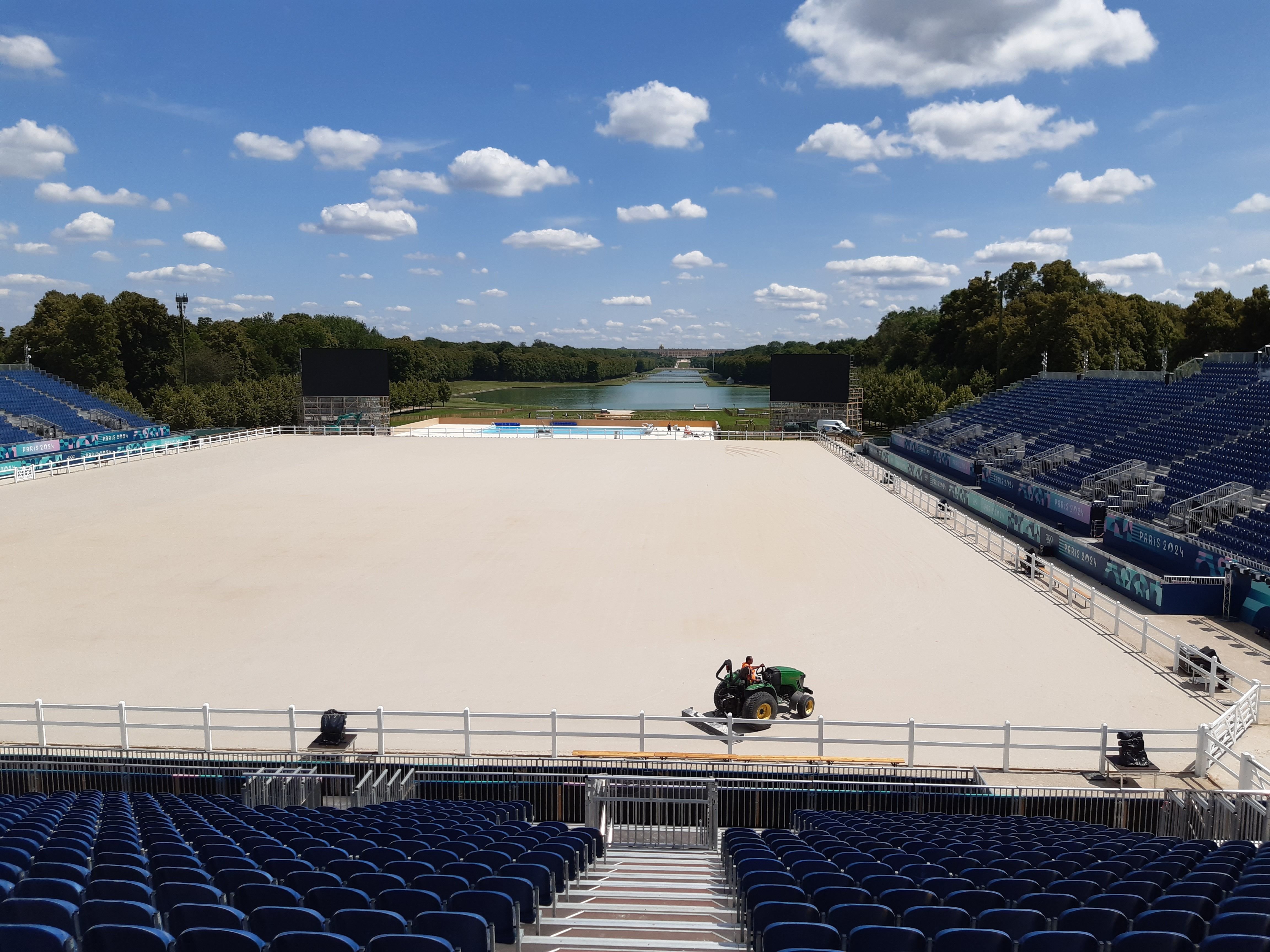 Versailles (Yvelines), le 17 juillet. Depuis les tribunes de l’Étoile royale, les 16 000 spectateurs auront une vue incroyable sur la carrière, mais également sur le Grand Canal. LP/Véronique Beaugrand