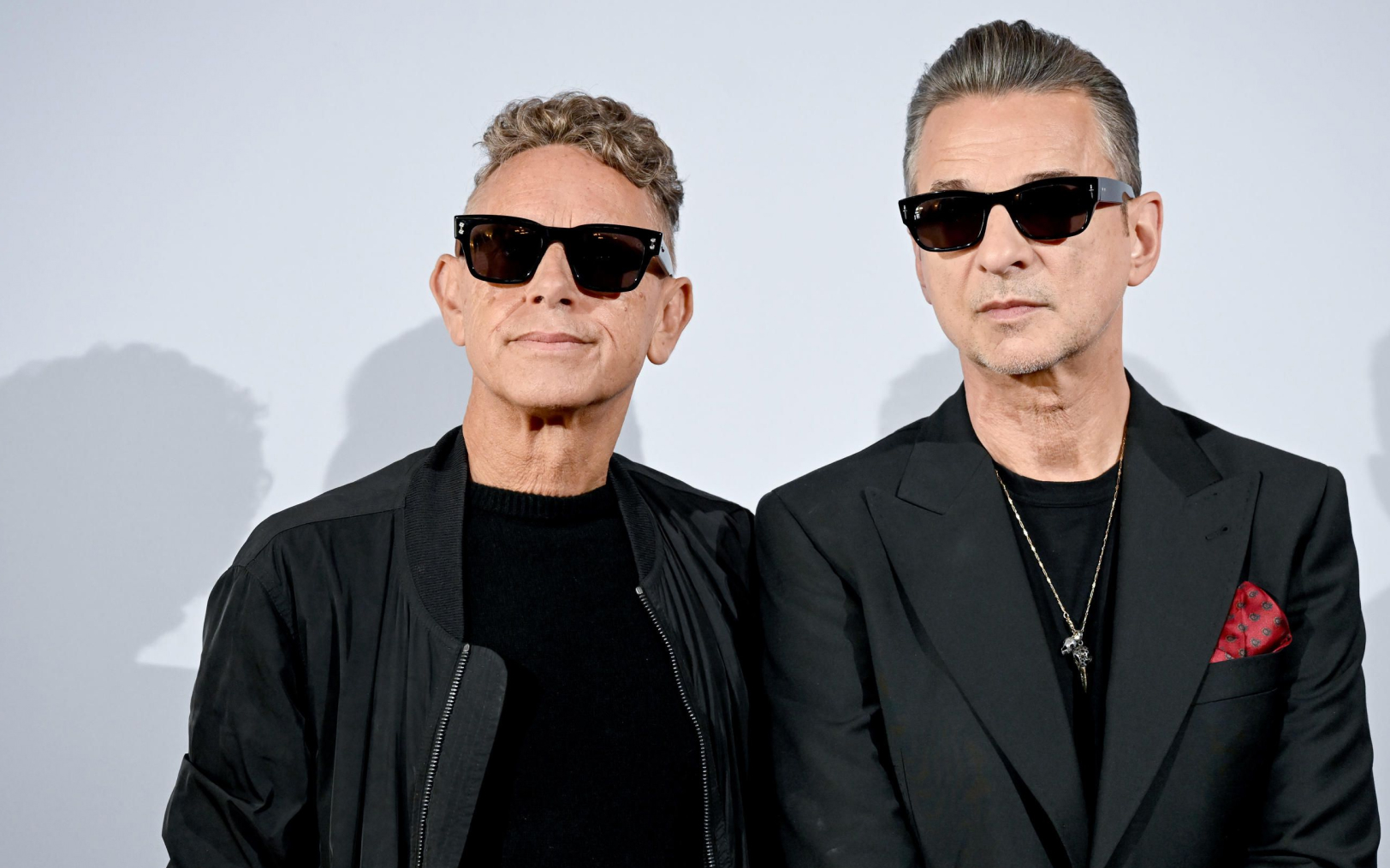 Les membres du groupe anglais de musique électronique Depeche Mode, Martin Gore (à gauche) et Dave Gahan avant une conférence de presse à Berlin, le 4 octobre 2022, pour annoncer l'album « Memento Mori » et la tournée 2023. Britta Pedersen/PictureAlliance
