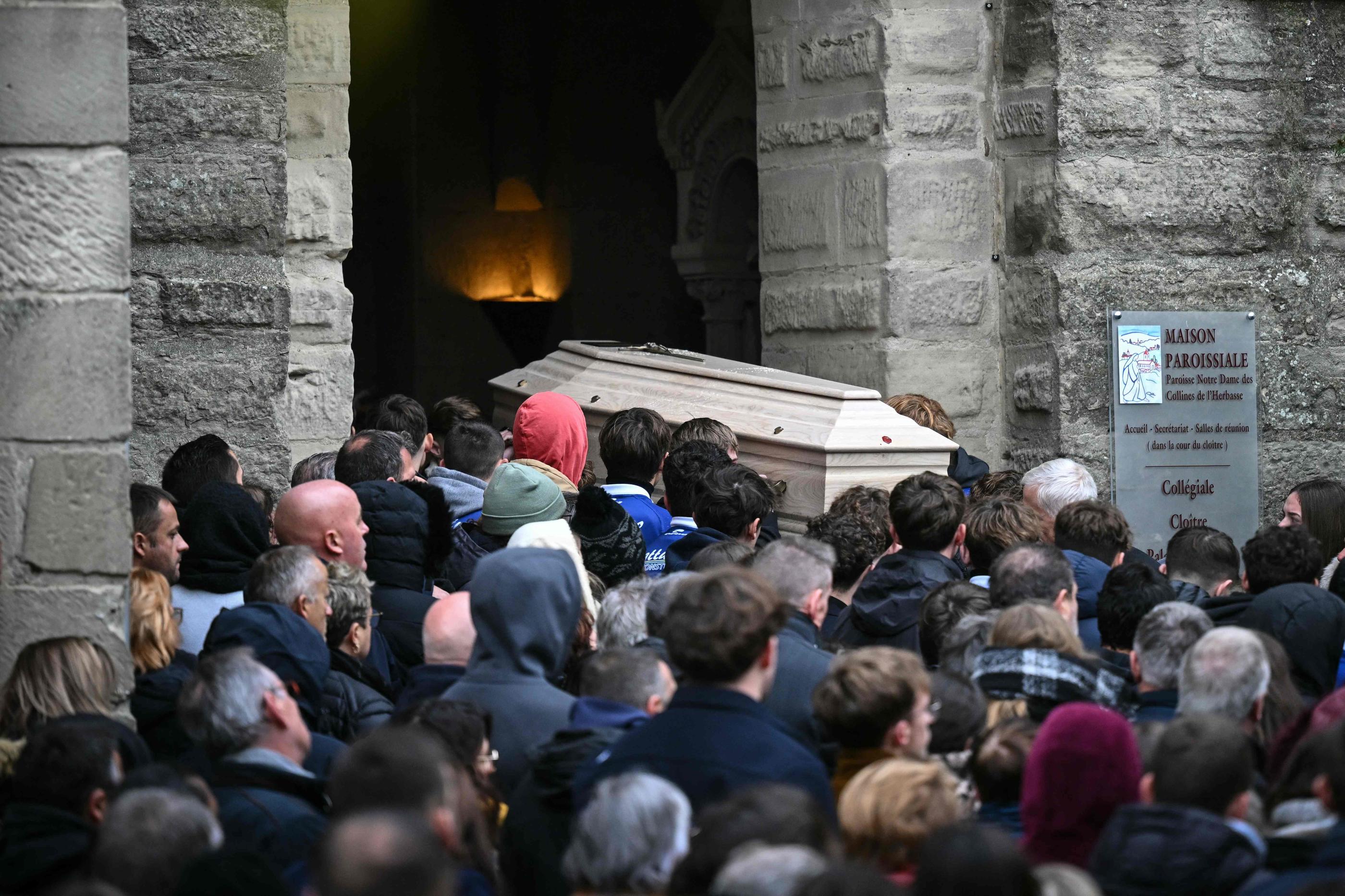 Une foule massive s'était formée ce vendredi devant l'église trop petite de Saint-Donat-sur-l’Herbasse (Drôme), pour dire adieu à Thomas. AFP/Olivier Chassignole