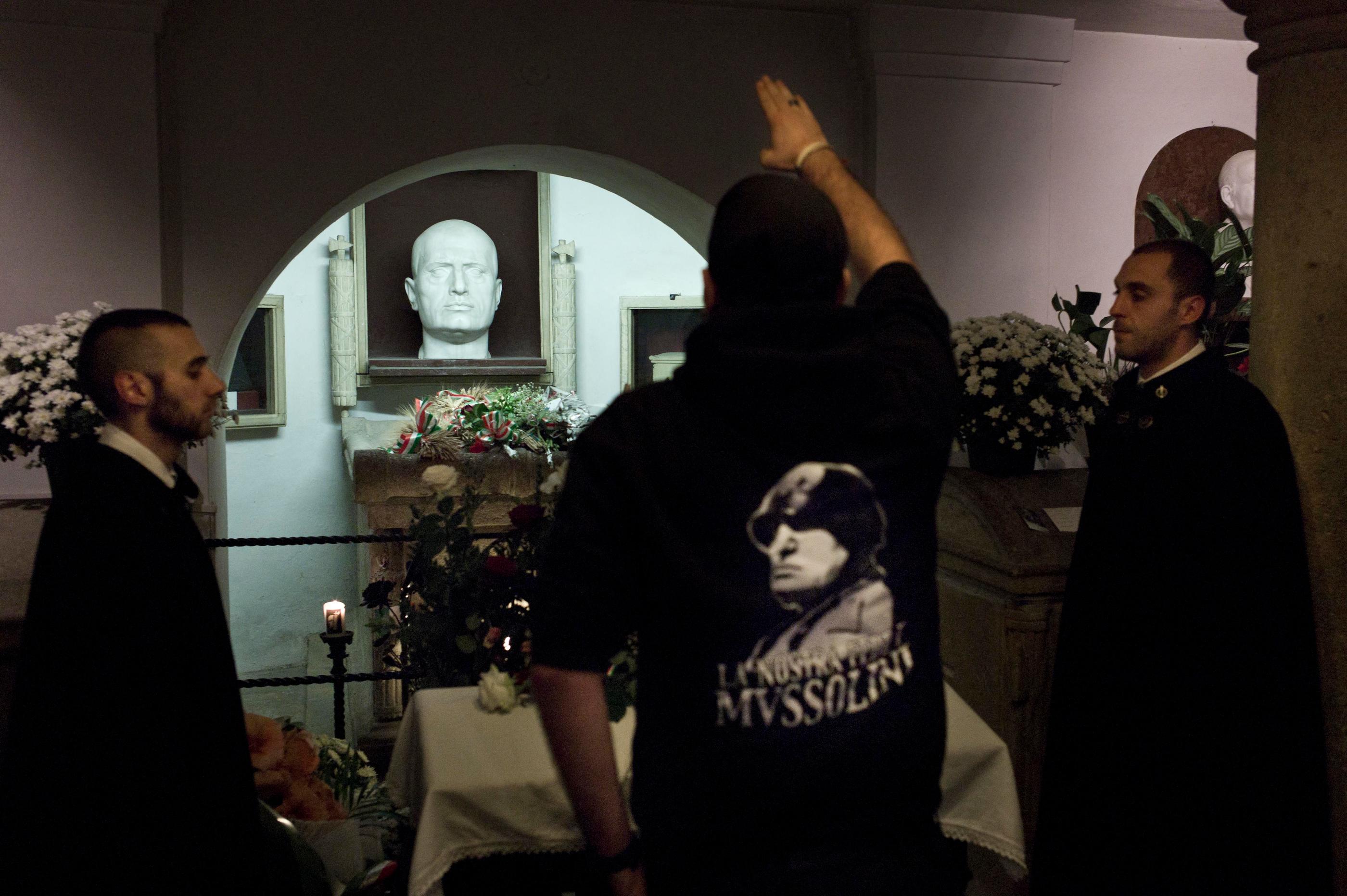 Predappio, ville de 6 000 habitants où Benito Mussolini est né et où il est enterré (ici son tombeau, en 2012), est un musée à ciel ouvert qui connaît, selon l’office de tourisme, «un afflux notable depuis Pâque » de nostalgiques ou militants d’extrême droite. ABACAPRESS.COM/Gianluca Panella/Milestone