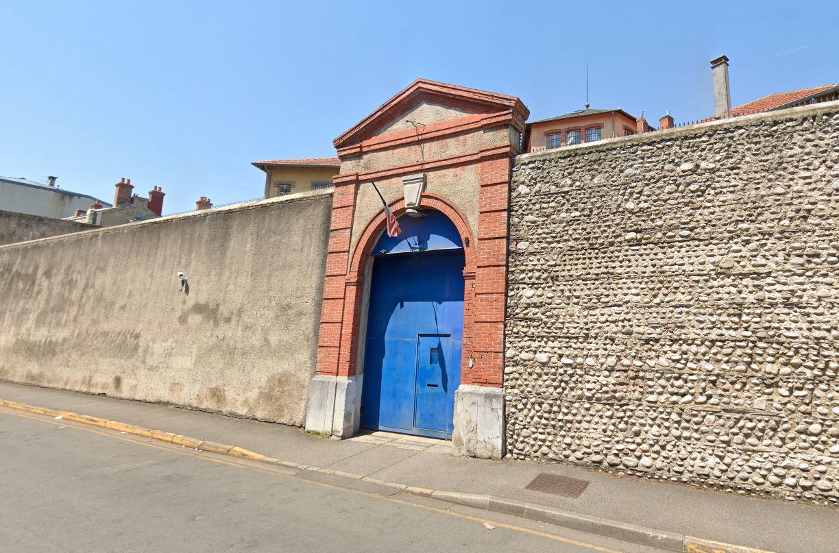 Vétusté des locaux, suroccupation à 203 % des cellules... Lors de leur visite à la maison d'arrêt de Tarbes (Hautes-Pyrénées), les contrôleurs ont constaté un cumul de graves dysfonctionnements. Google Street View