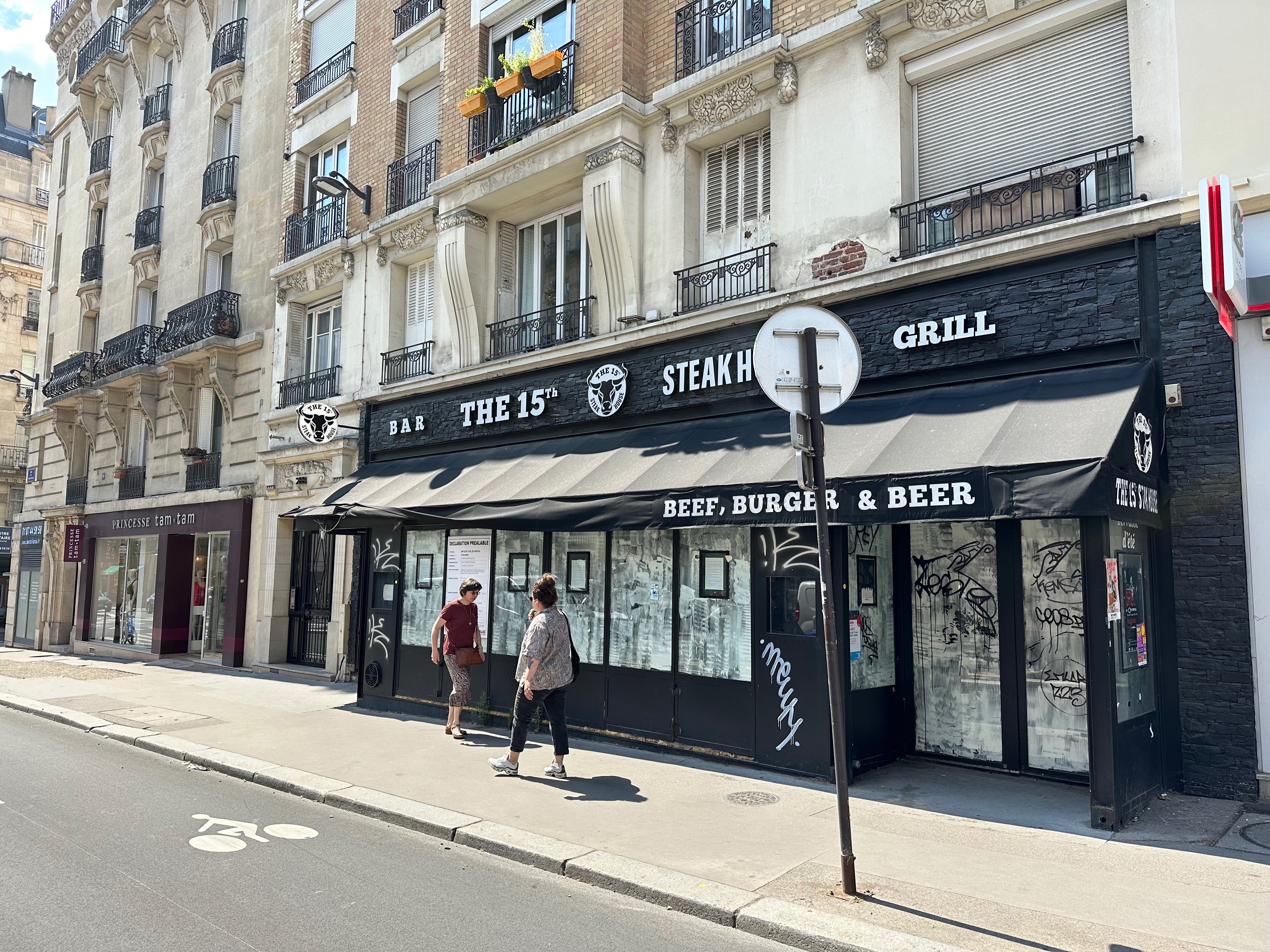 Rue de Vaugirard (XVe), juin 2023. Le groupe Bertrand prévoit d’ouvrir un Burger King à la place de ce restaurant fermé depuis plus d’un an. LP/P.A
