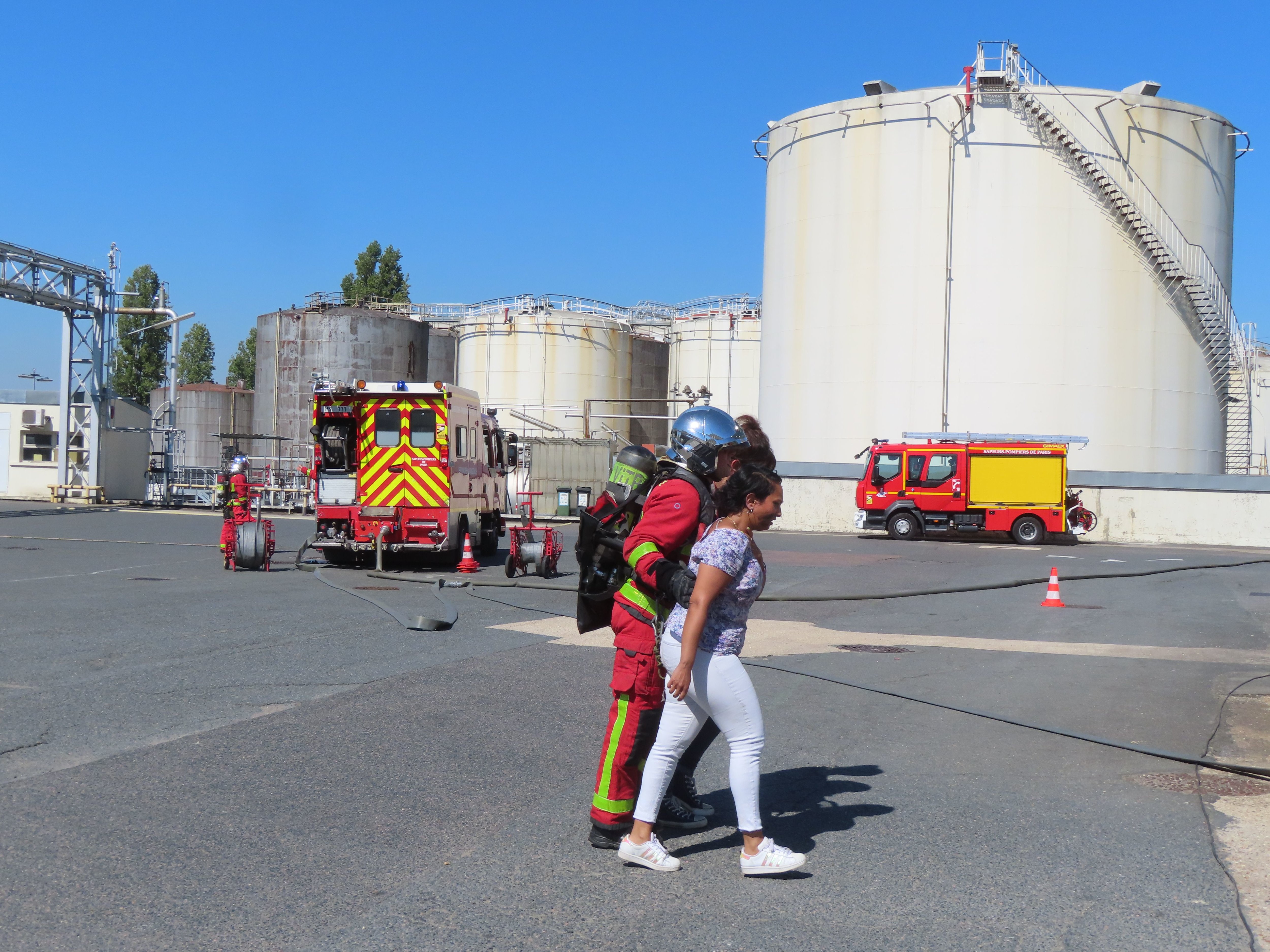 Vitry-sur-Seine, ce jeudi après-midi. Les pompiers évacuent les victimes lors de l'exercice incendie organisé par la préfecture du Val-de-Marne au dépôt pétrolier. LP/Sylvain Deleuze