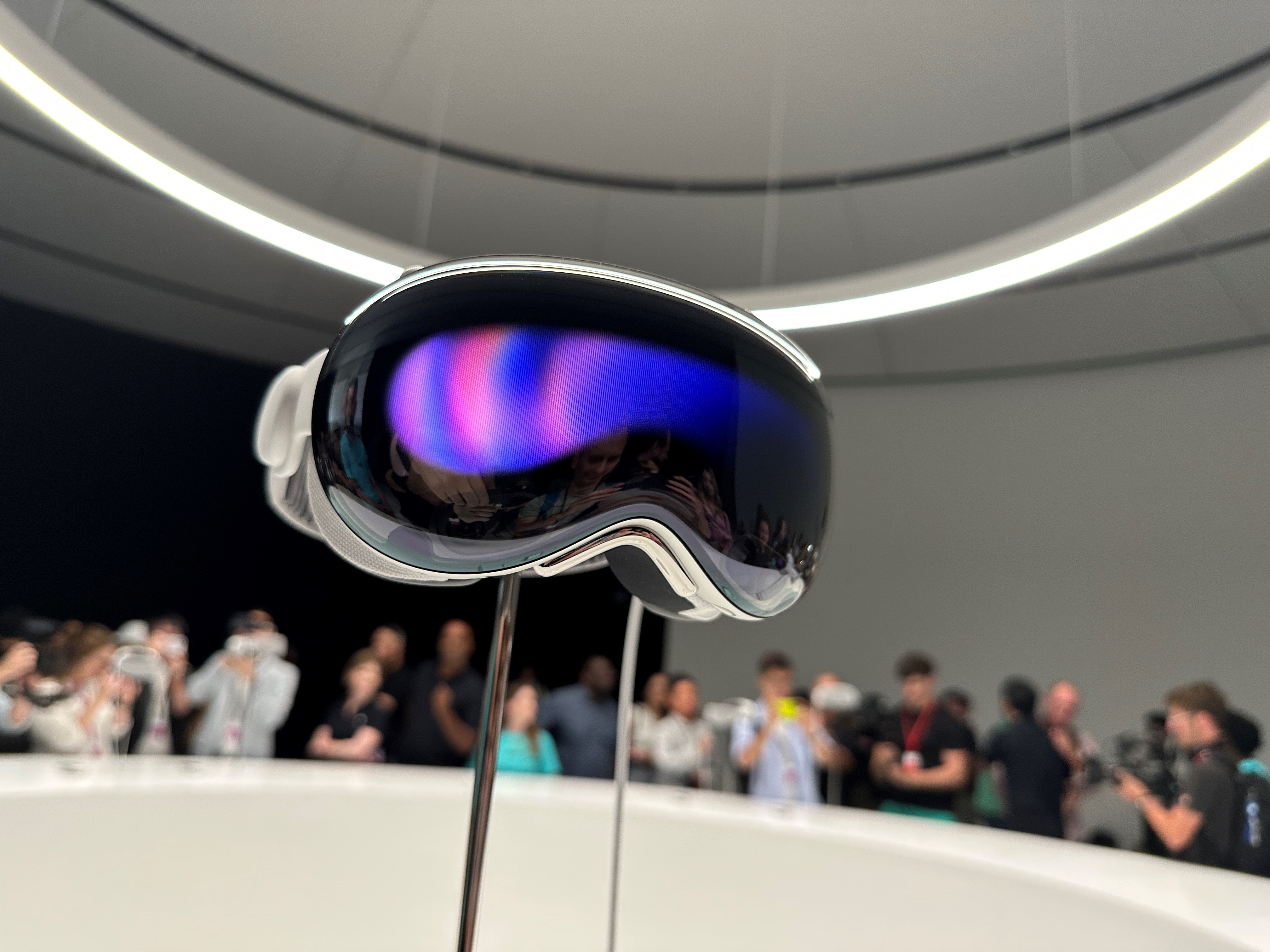 Apple a enfin lancé son casque de réalité mixte Vision Pro avec son look digne d’un film de science-fiction mais il ne sera disponible qu’aux États-Unis début 2024. LP/Damien Licata Caruso