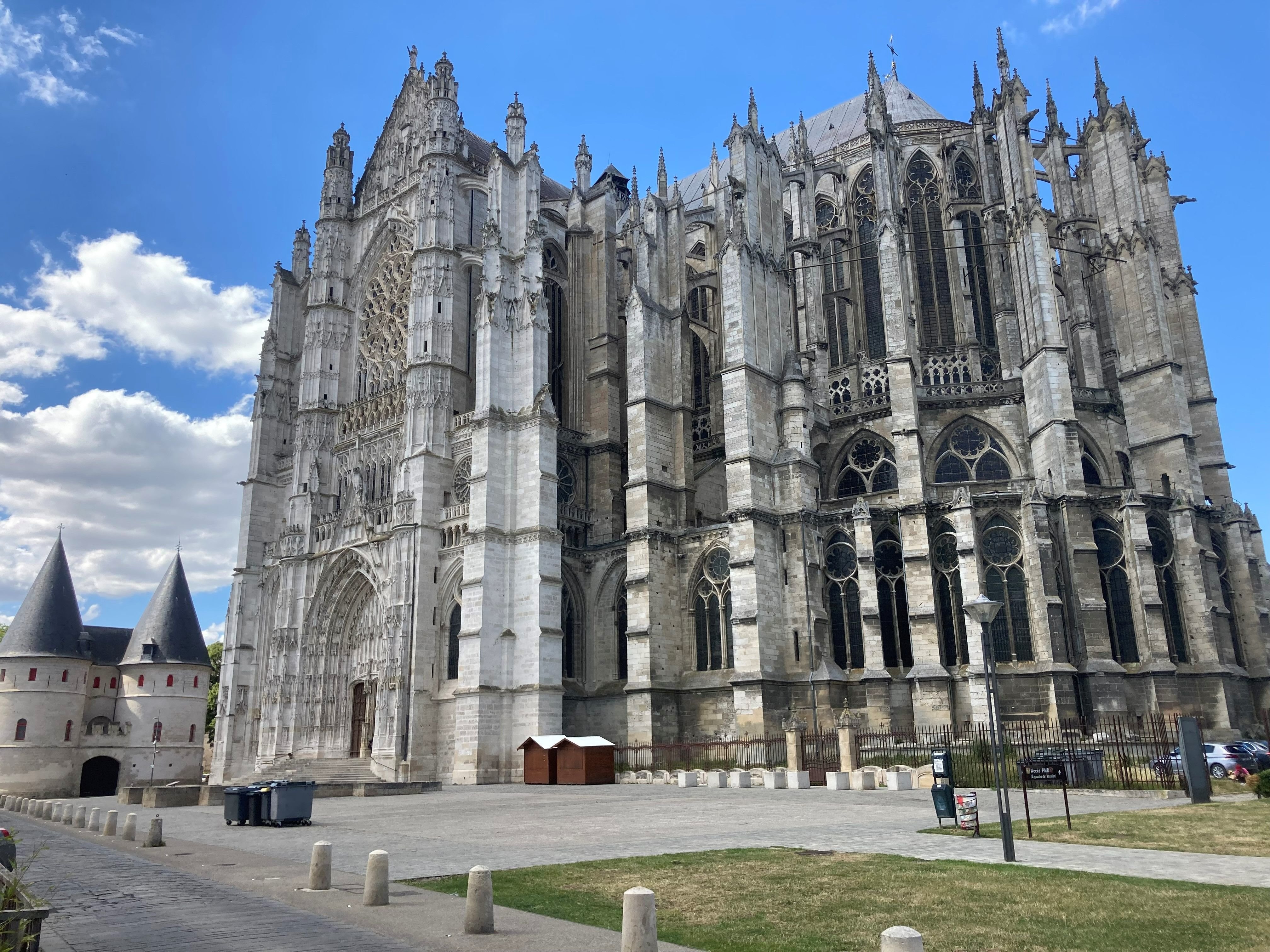 Les deux jeunes de 20 et 22 ans avaient été interpellés après avoir escaladé à mains nues la cathédrale de Beauvais. LP/Patrick Caffin