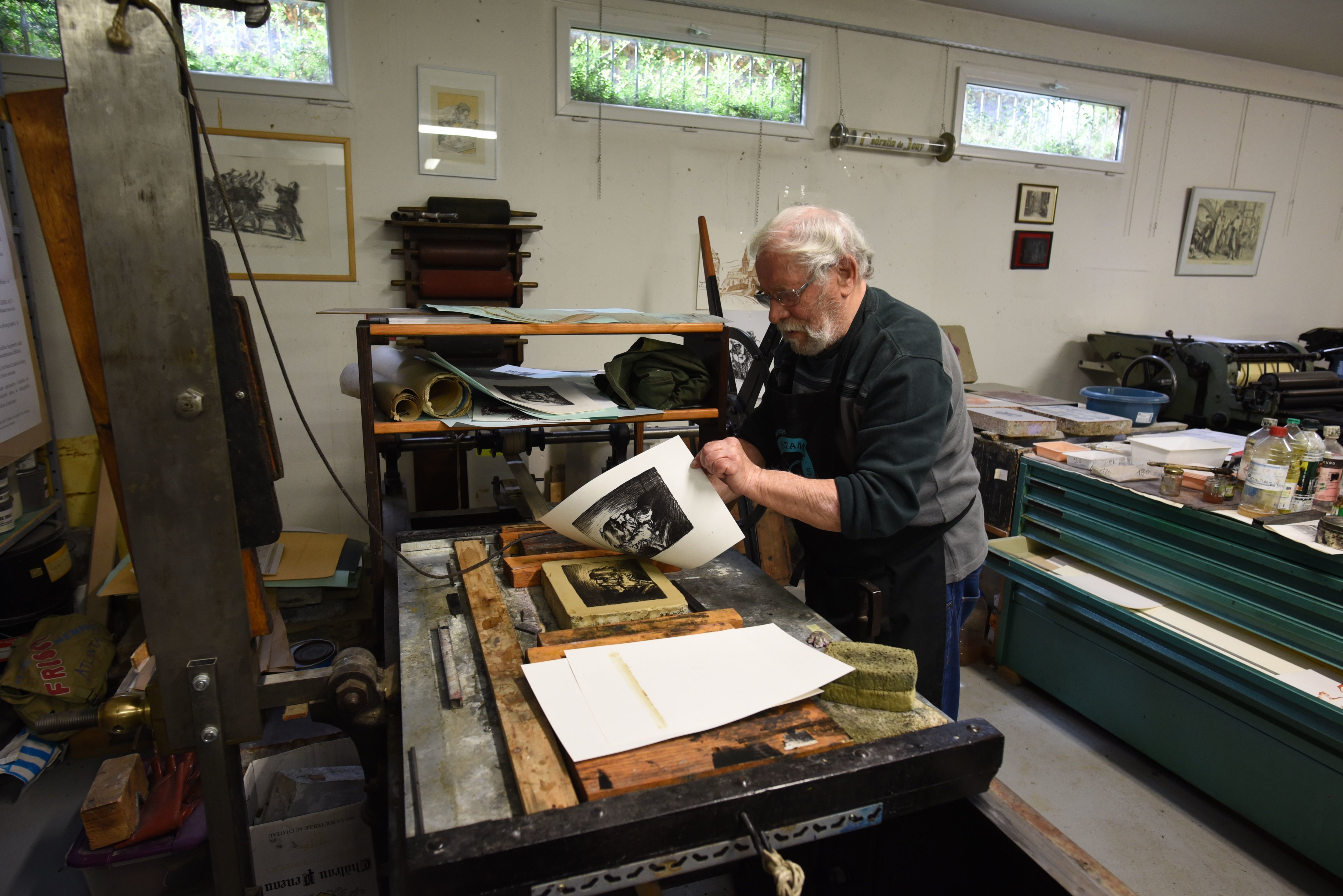 Jouy-le-Moutier, le 5 mai. L'association le Cadratin prépare la Fête de l'estampe, qui se déroulera dans ses locaux consacrés aux presses et à l'imprimerie ancienne. Ces machines fonctionnent toujours, sous les mains de Maurice Czarnecki. LP/Frédéric Naizot