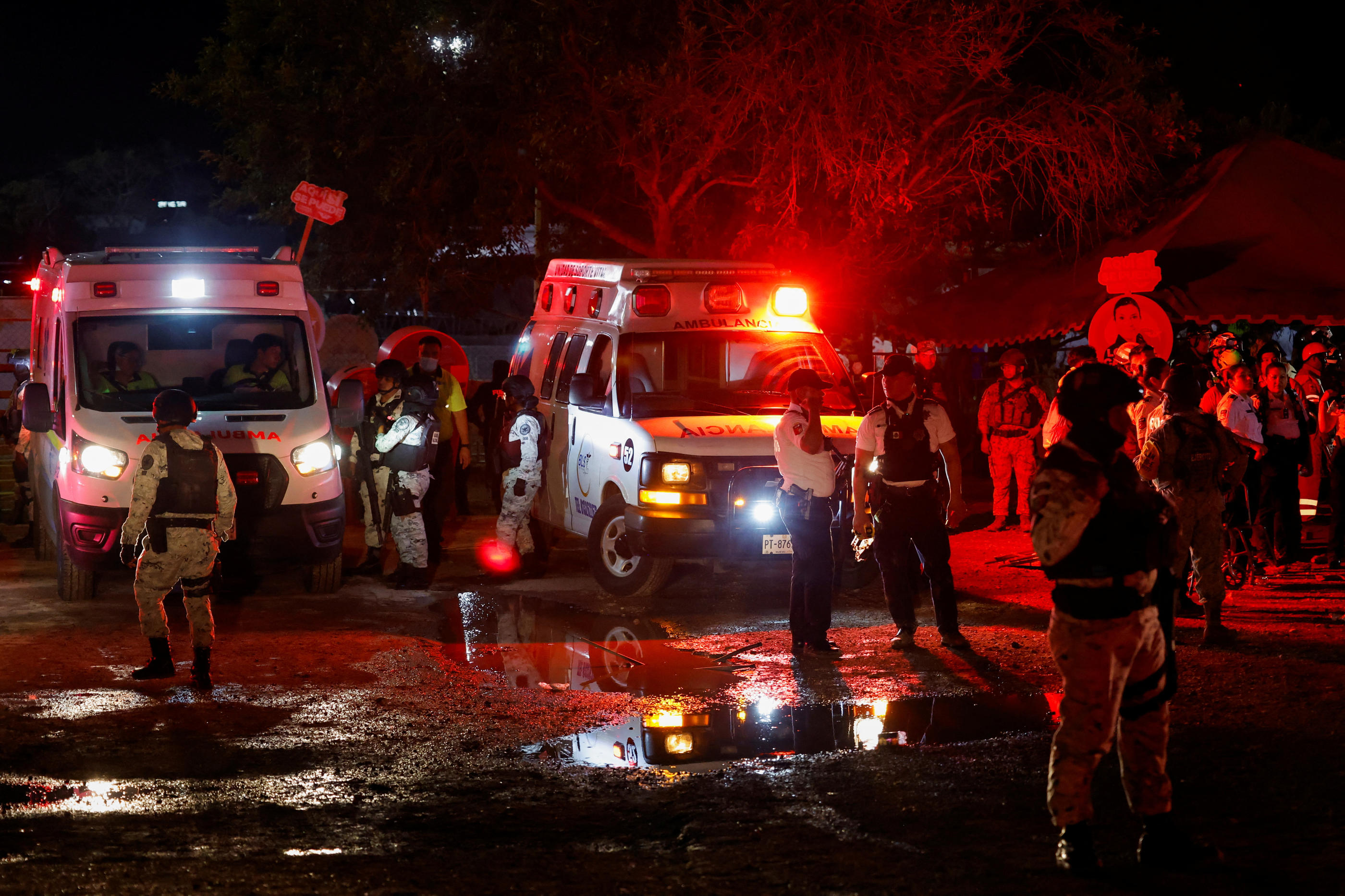 Les secours sur les lieux de l'accident, à San Pedro Garza Garcia, dans l'Etat du Nuevo Leon, au Mexique. REUTERS/Daniel Becerril