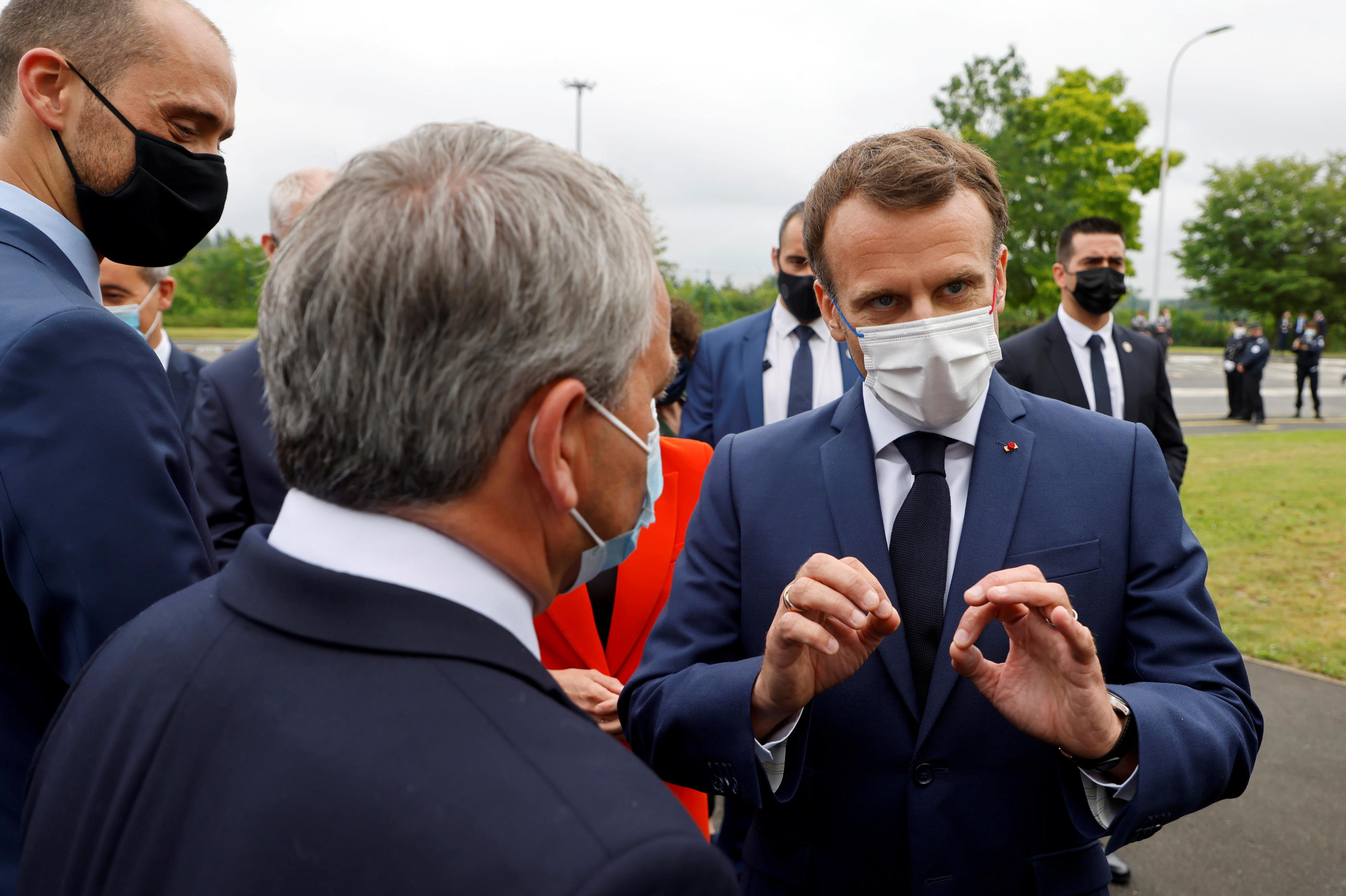 « Félicitations pour hier », « heureux de vous retrouver ici », a lancé Emmanuel Macron à Xavier Bertrand dans le Nord (Reuters)