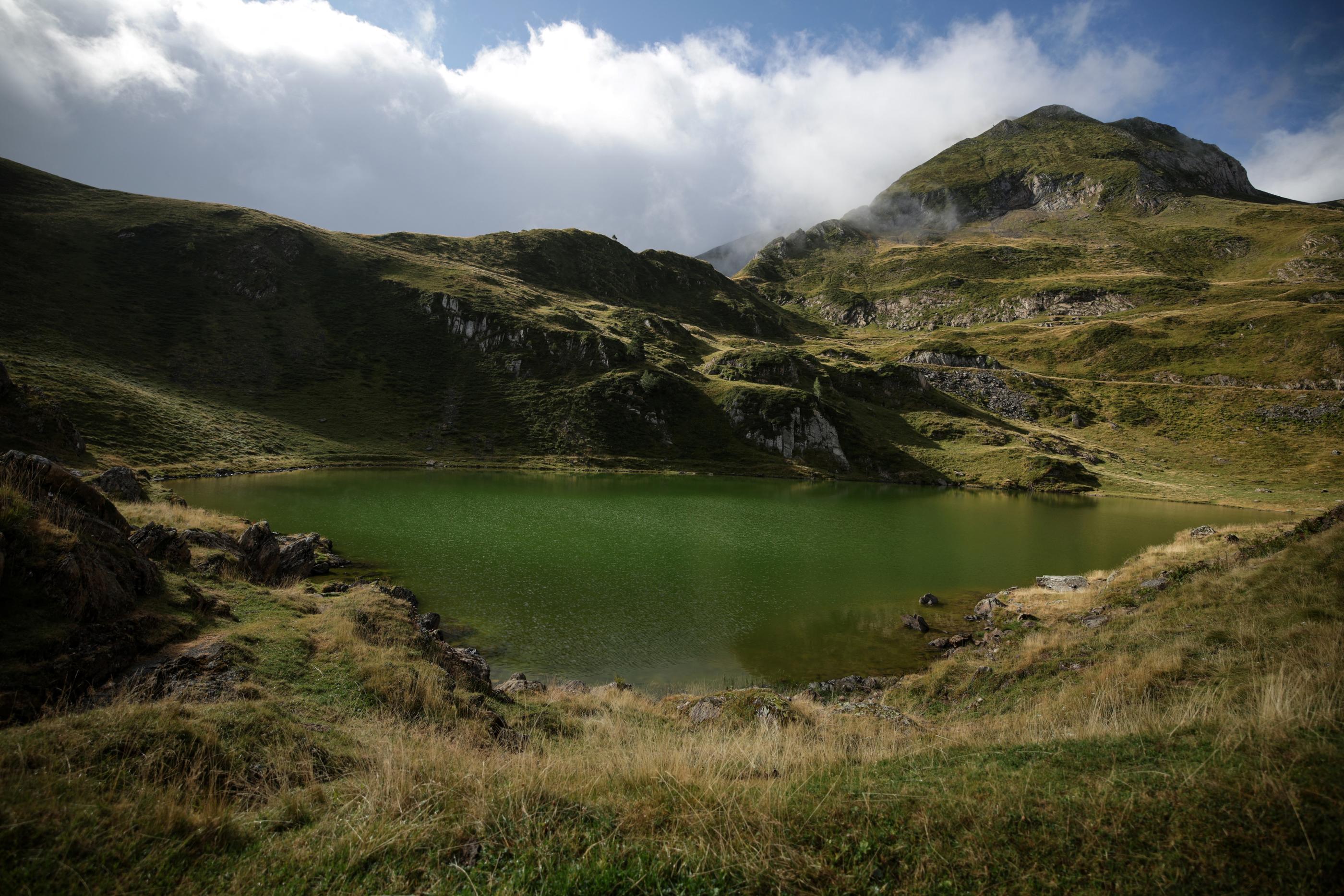 Le 29 août 2023. L'étang d'Areau (Ariège), comptabilisé dans les lacs des Pyrénées, est touché par le phénomène de changement de couleur dû aux algues. AFP/Valentine Chapuis