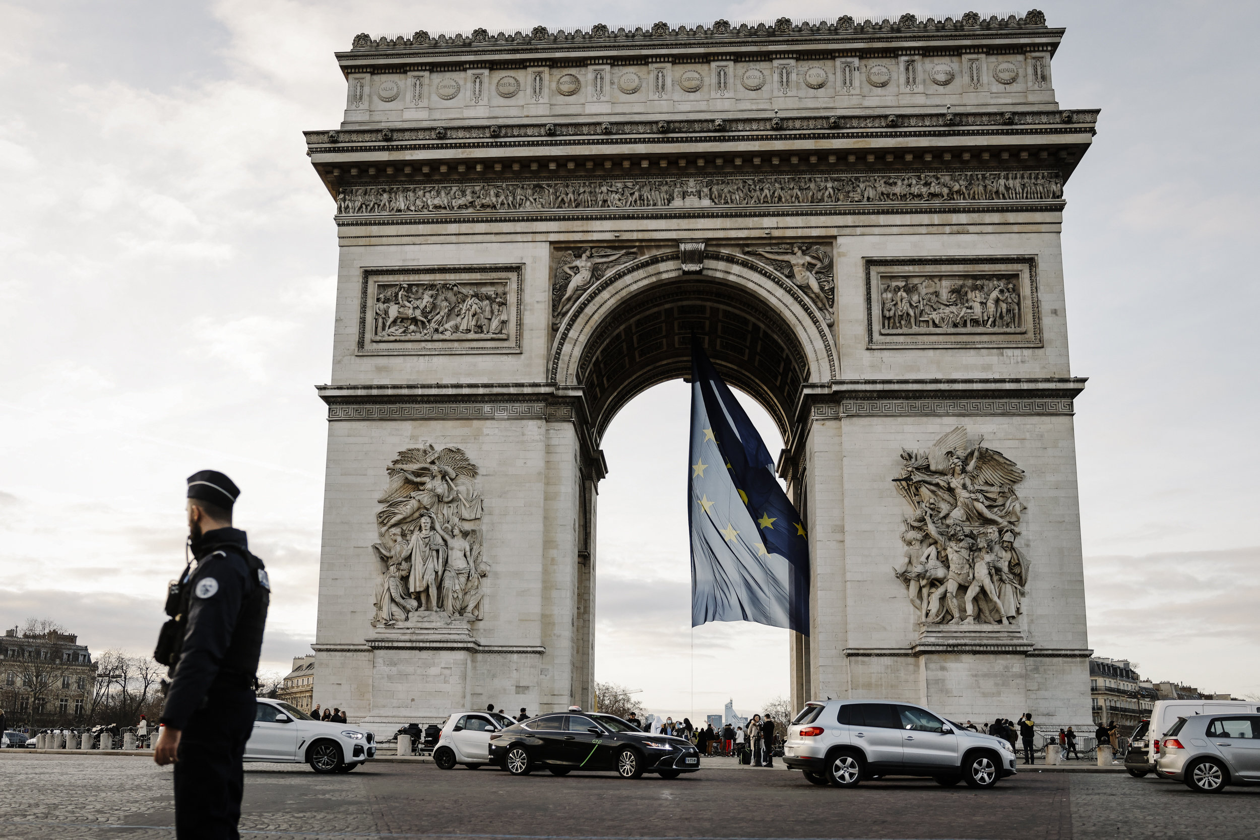 TOUT COMPRENDRE - La polémique du drapeau européen sous l'Arc de Triomphe