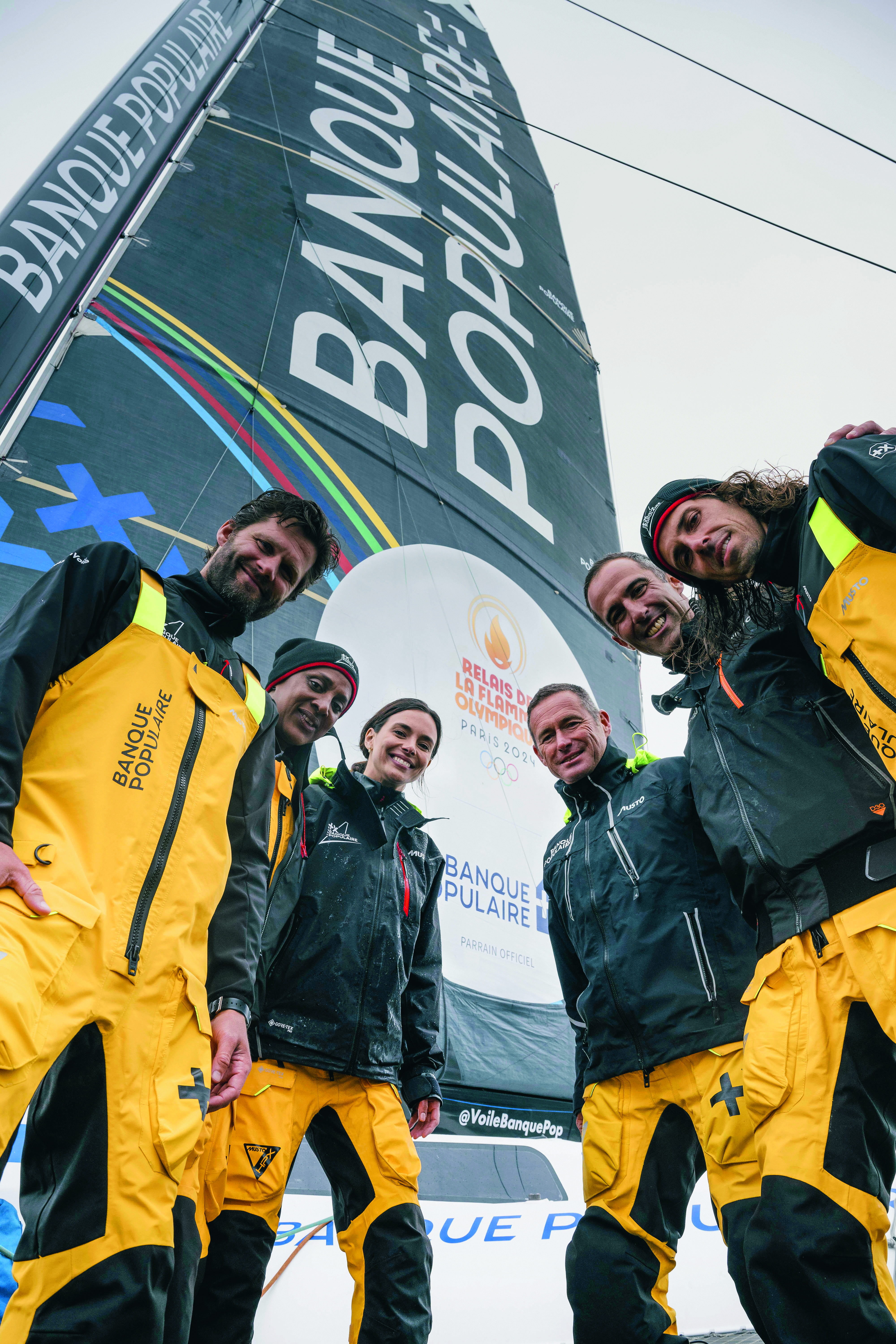 Alexis Michalik, Marie-José Pérec, Marine Lorphelin, Sébastien Josse et Armel Le Cléac’h, ainsi qu'Hugo Roellinger, parés pour une incroyable traversée de l’Atlantique sur «Maxi Banque Populaire XI». BPCE/Vincent Curutchet