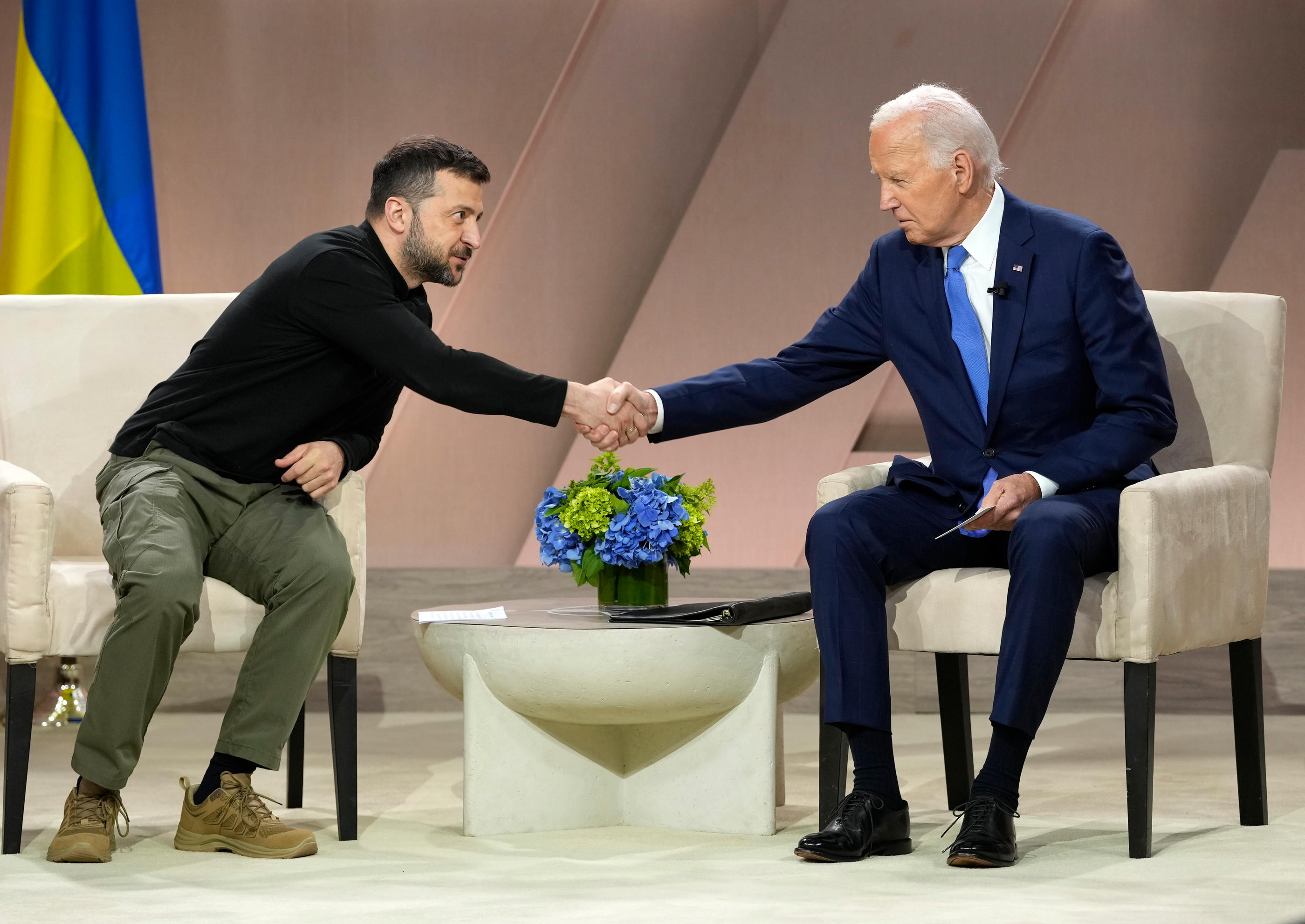 Le président ukrainien Volodymyr Zelensky (gauche) avec son homologue américain Joe Biden, en juillet 2024. Icon Sport/CNP/Chris Kleponis