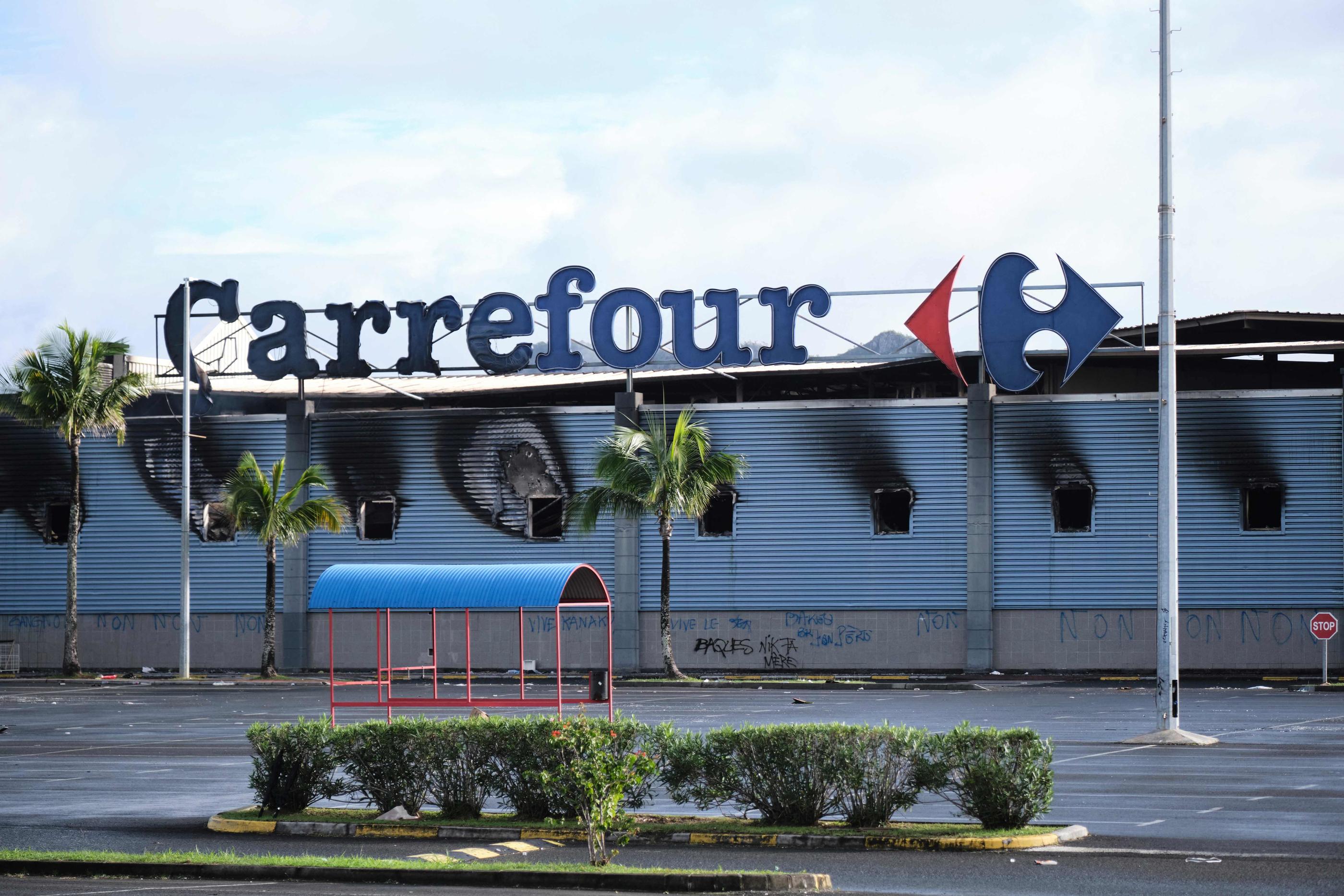 Un magasin Carrefour partiellement brûlé à Dumbéa (Nouvelle-Calédonie), le 20 mai 2024. AFP/Théo Rouby