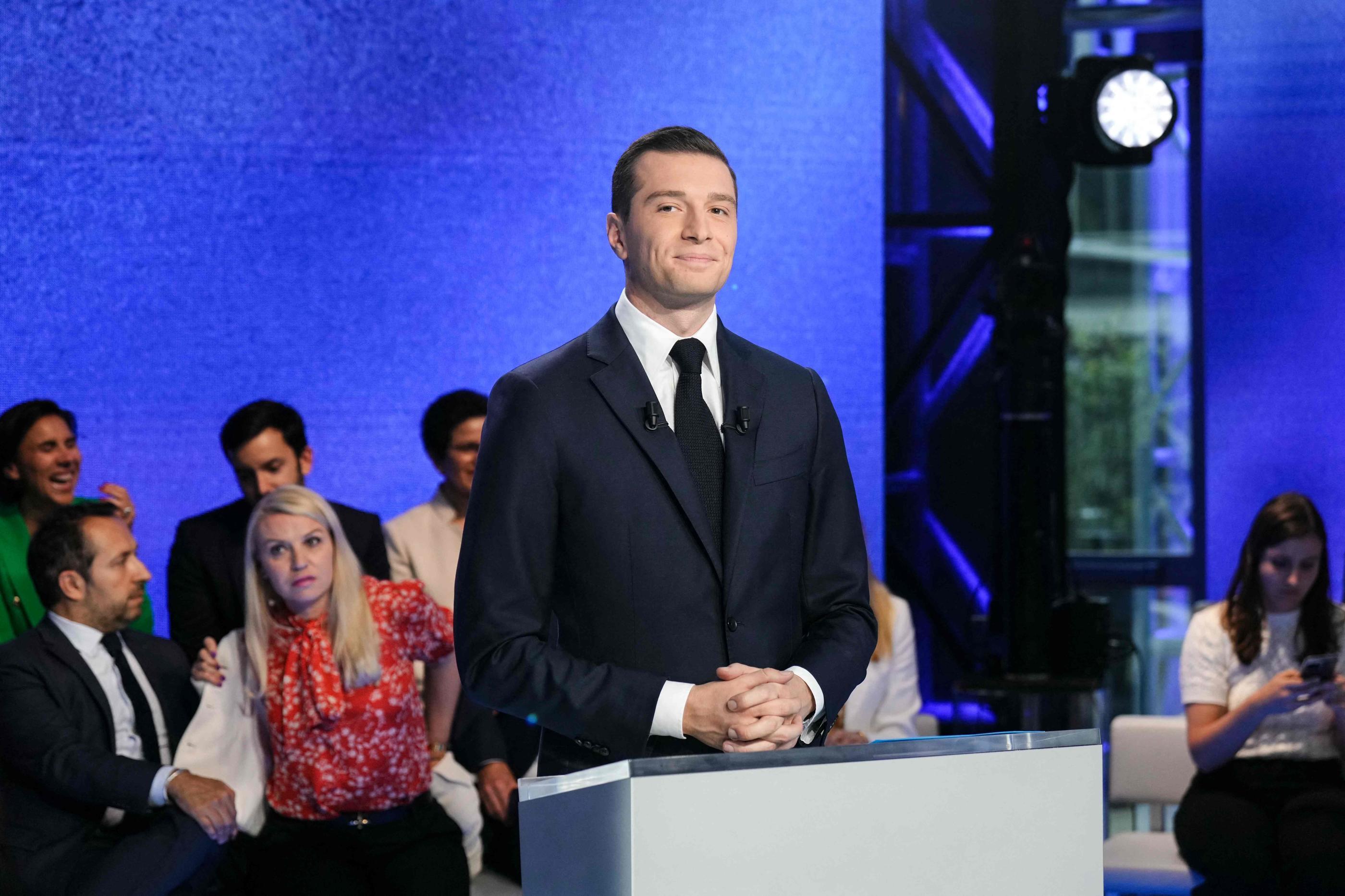 Jordan Bardella, mardi 25 juin, sur le plateau de TF 1, lors du débat avec Gabriel Attal et Manuel Bompard. AFP/Dimitar Dilkoff