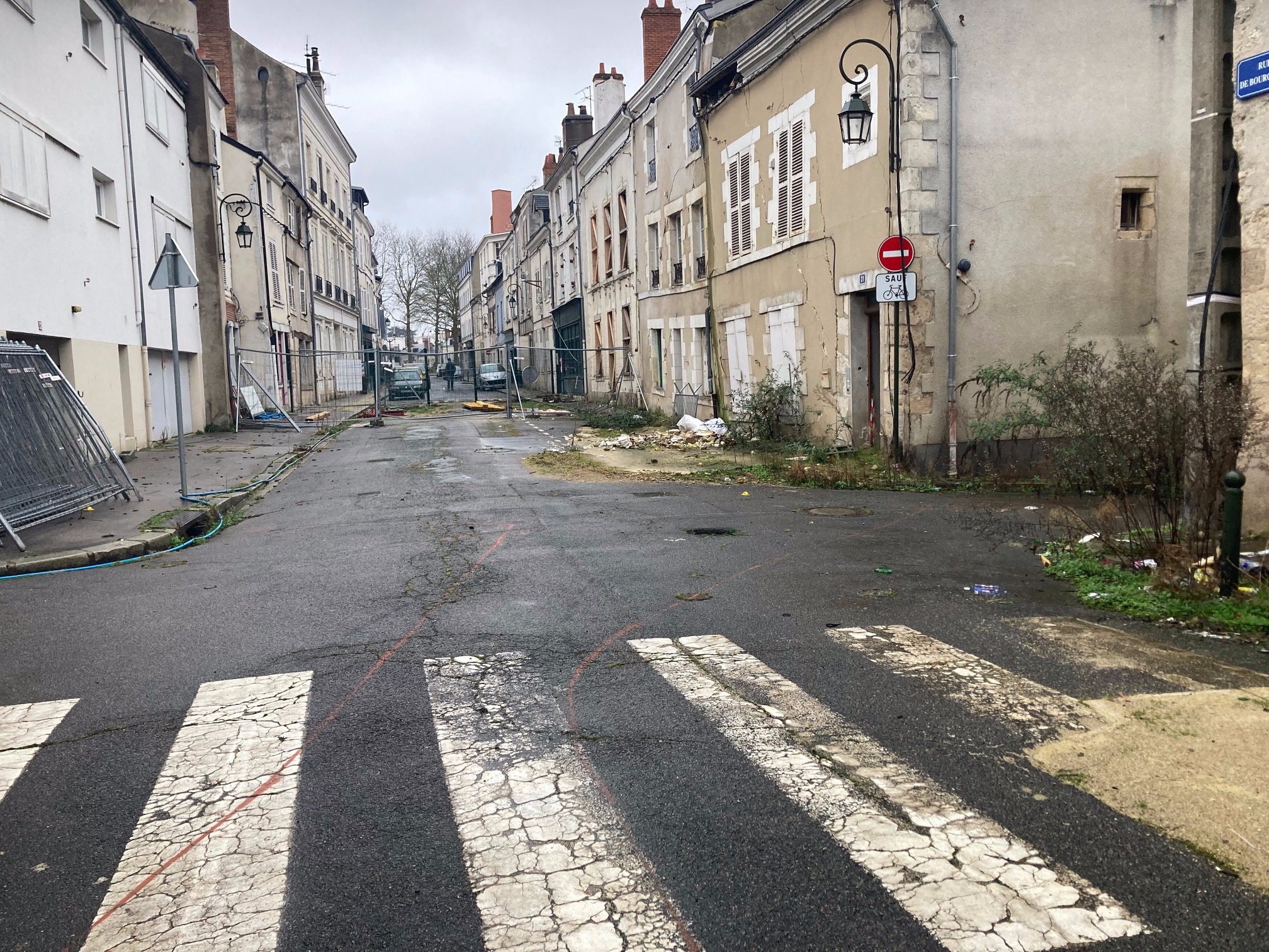 Rue de Bourgogne, Orléans (Loiret). La justice vient d'ordonner la démolition des deux maisons menacées d'effondrement (sur la droite). LP/Christine Berkovicius
