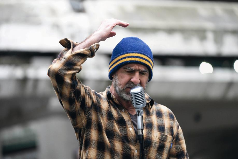 Éric Cantona lors du tournage du clip de sa chanson « The Friends We Lost ». L'artiste a écrit et composé en français et en anglais. Florent Tessier