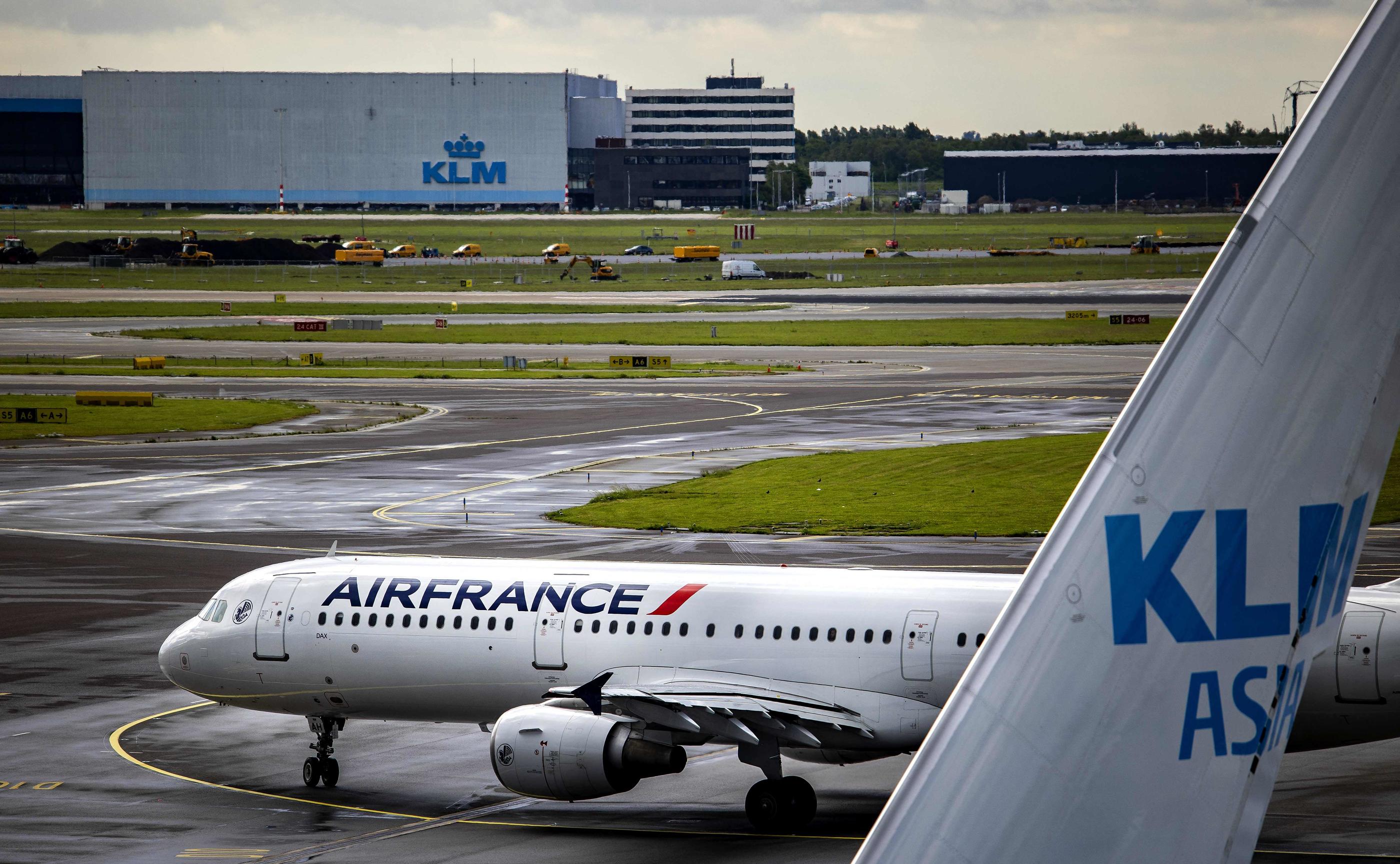 Un avion d'Air France photographié sur le tarmac de l'aéroport de Schiphol le 24 mai 2022. AFP/RAMON VAN FLYMEN