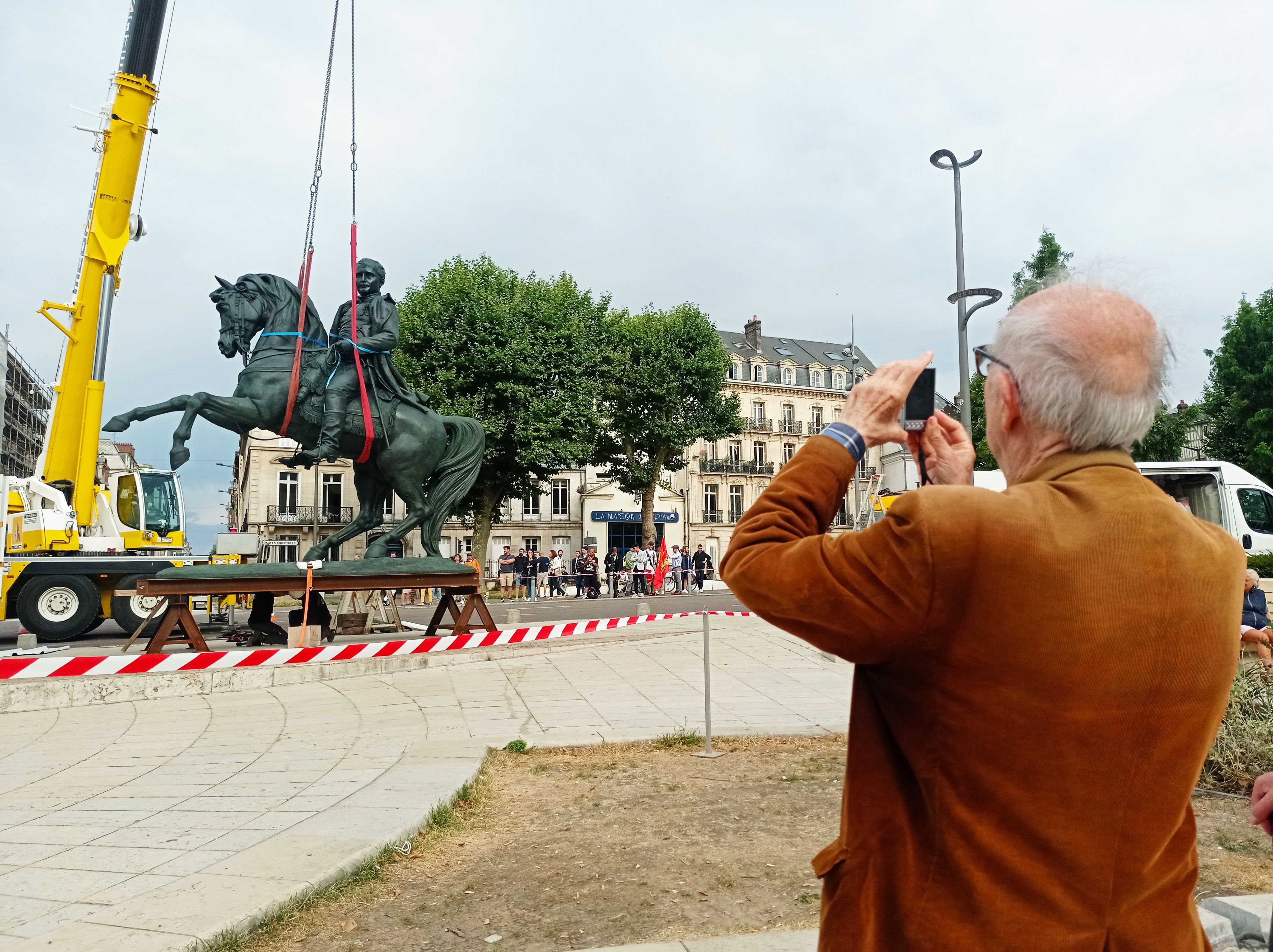 Deux ans après son enlèvement, la statue rouennaise de Napoléon a fait son grand retour place de l'Hôtel de ville de Rouen, jeudi 28 juillet 2022, sous les applaudissements. Gisèle Halimi aura bien sa statue mais ailleurs. Lou Garçon