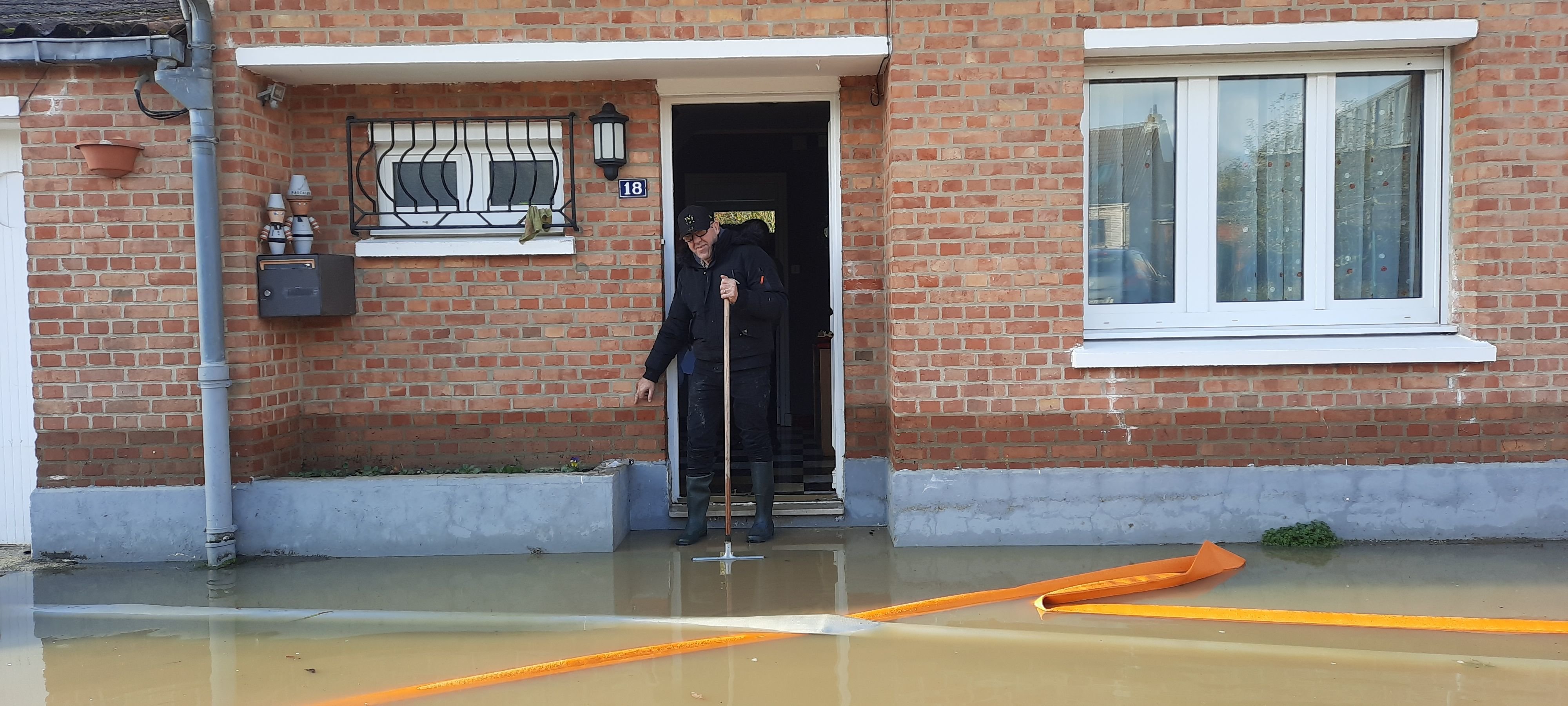 Pascal Deremetz habite le rue la plus touchée par les inondations à Esquelbecq (Nord). Il désigne la hauteur de la montée de l'eau. LP/Hélène Hannon