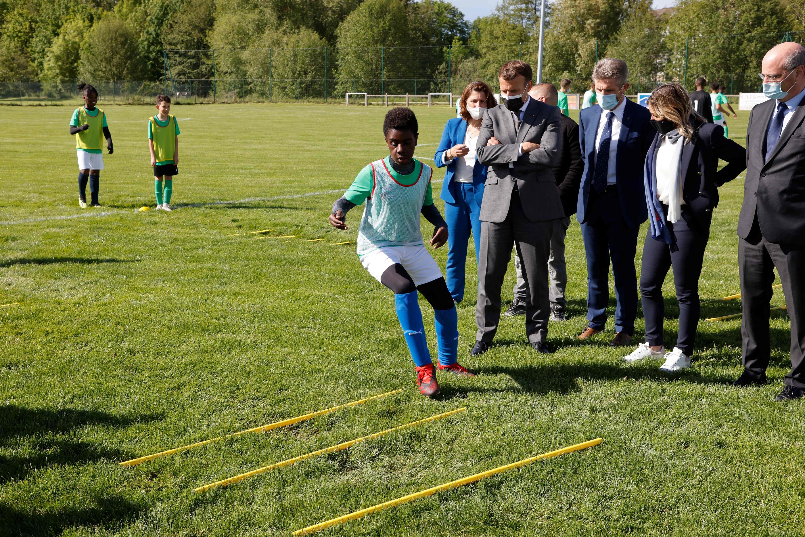 «Je sais que pour le sport les derniers mois ont été durs», a concédé Emmanuel Macron ce mercredi lors de son déplacement à Pont-Saint-Marie (Aube). AFP / Ludovic MARIN