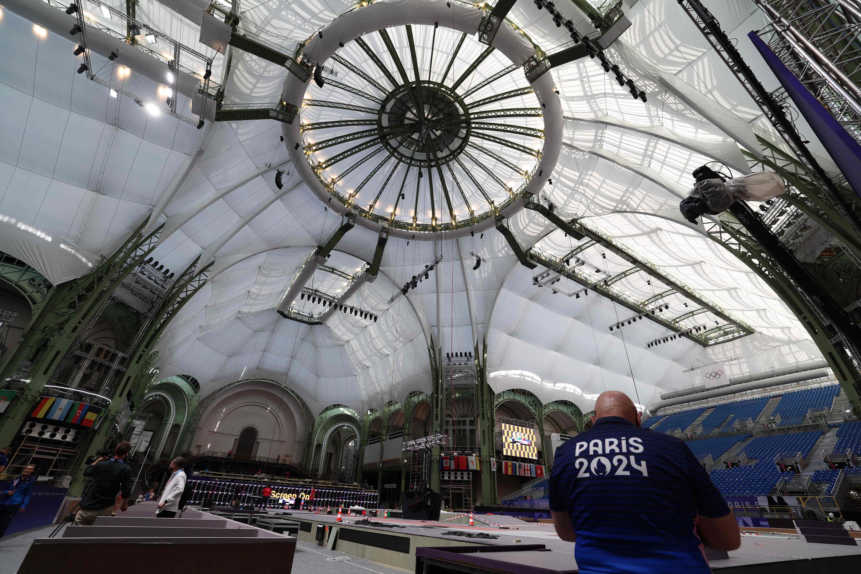 Une vaste toile protège la piste et les athlètes d'une partie des rayons du soleil au Grand Palais, pour les épreuves olympiques d'escrime. AFP/Emmanuel Dunand