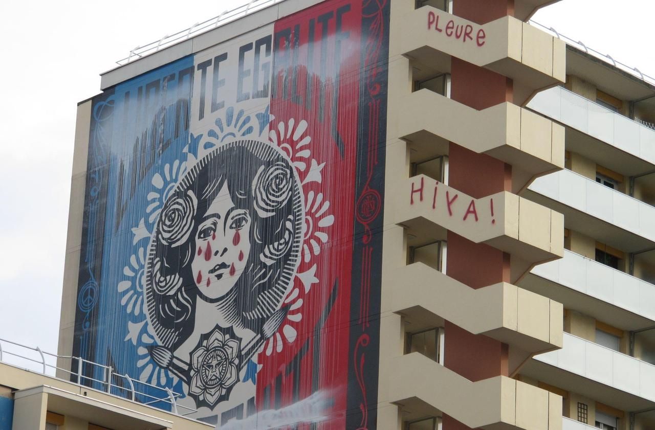 <b></b> Paris, hier. Le fondateur de la plate-forme de cultures urbaines Hiya, dont le nom est tracé à côté de la fresque, affirme qu’il n’est pas à l’origine de la dégradation.