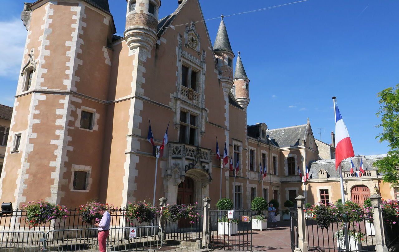 <b></b> Le street artist JBC est attendu dans la cour de l’hôtel de ville d’Etampes.  