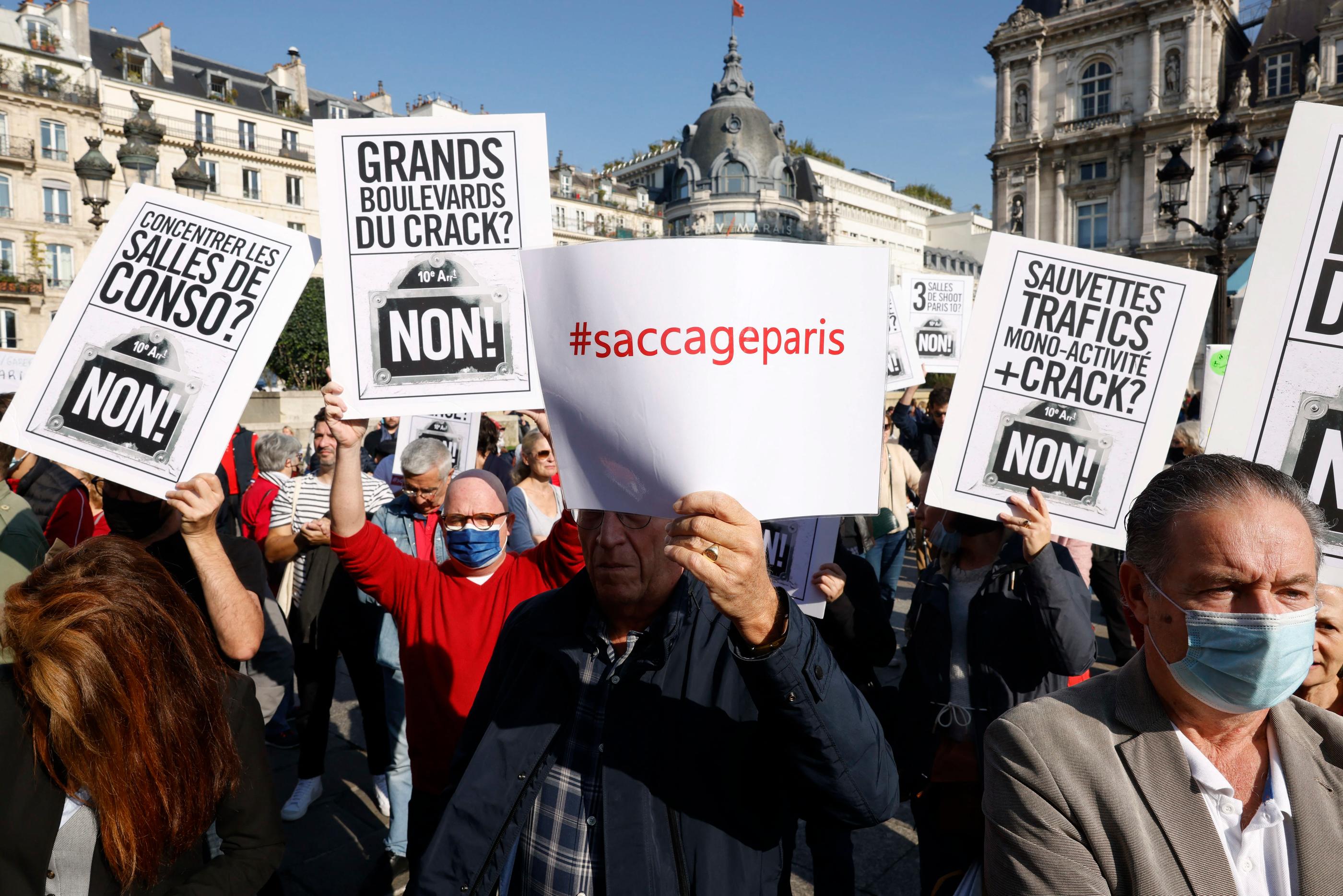 Paris, ce dimanche. Il s'agissait de la deuxième manifestation du mouvement #SaccageParis. "Nous sommes de tous bords politiques et comptons dans nos rangs des électeurs de gauche", affirme une participante. LP/Olivier Corsan