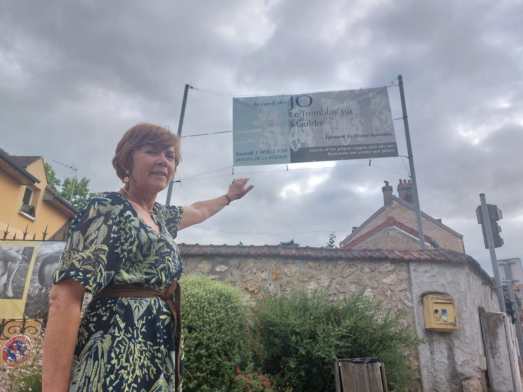 Françoise Chancel, la maire du Tremblay-sur-Mauldre (Yvelines), ici ce lundi 22 juillet, est particulièrement fière d'accueillir l'équipe de France olympique de cyclisme. LP/Stéphane Corby