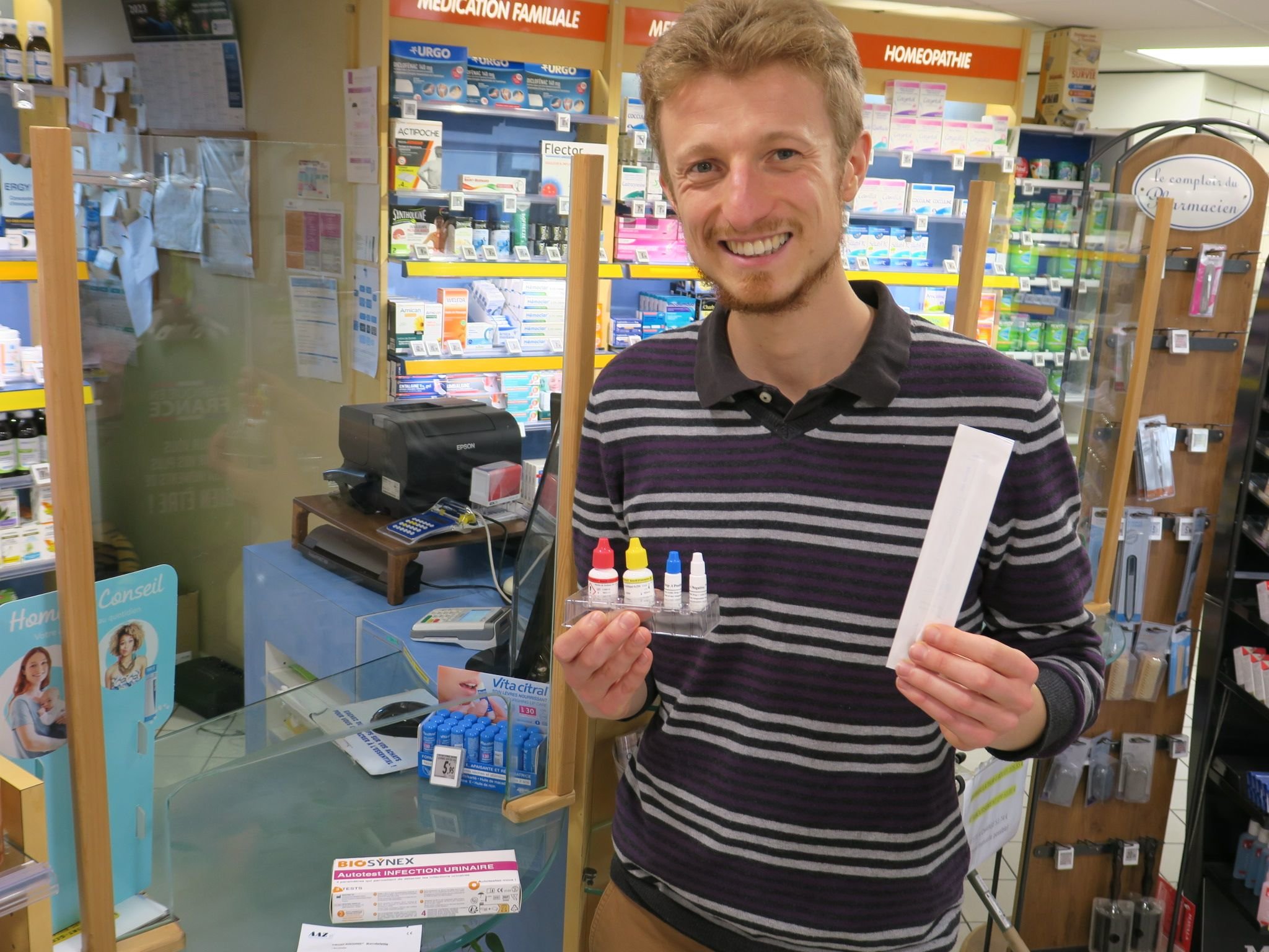 Angervilliers (Essonne), le 21 octobre. Benoît Frimon-Richard fait parti des pharmaciens qui peuvent désormais prescrire des traitements pour les angines et cystites. LP/Sébastien Morelli