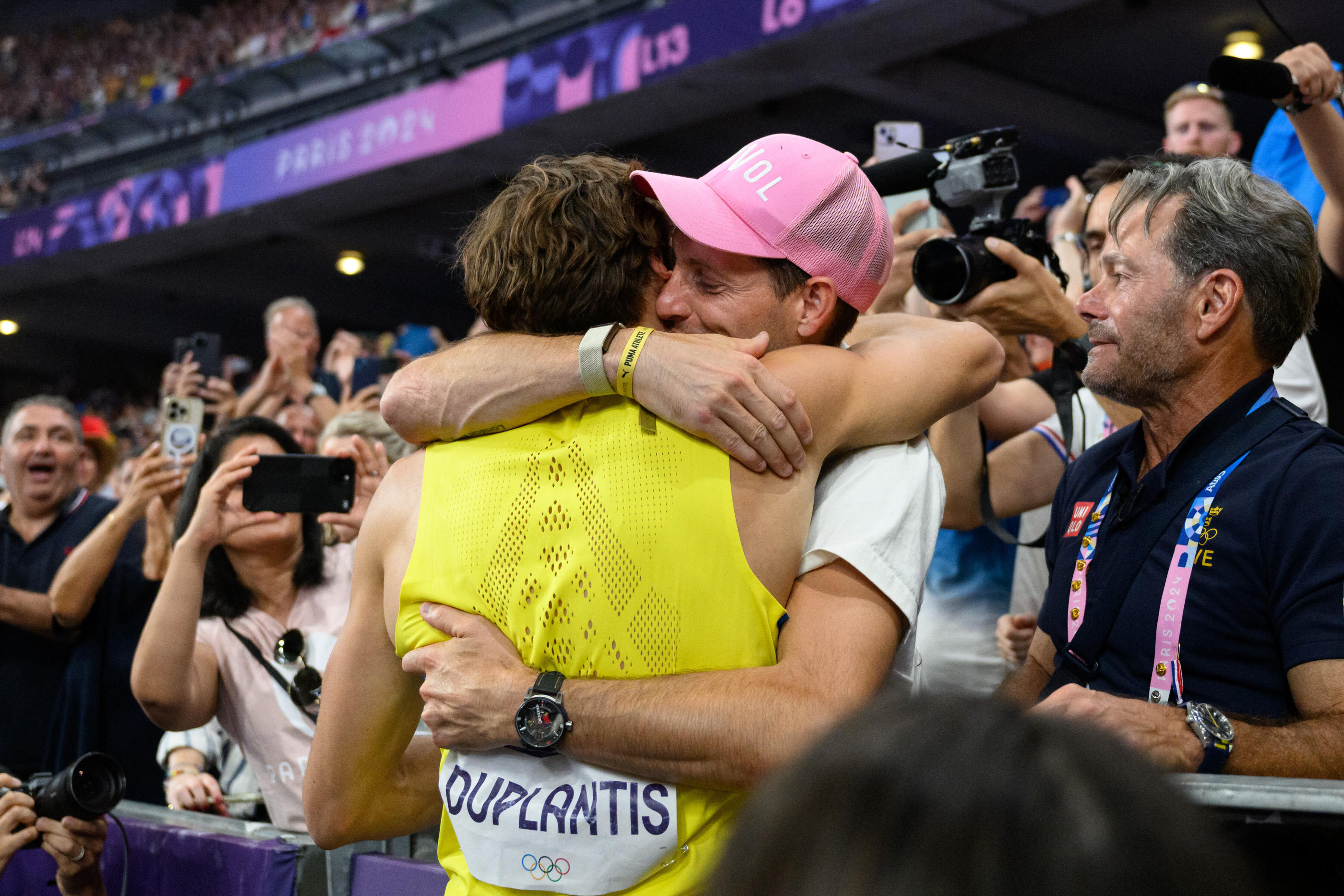 Renaud Lavillenie a chaudement félicité Armand Duplantis après son nouveau record du monde. Icon Sport/Johanna Säll