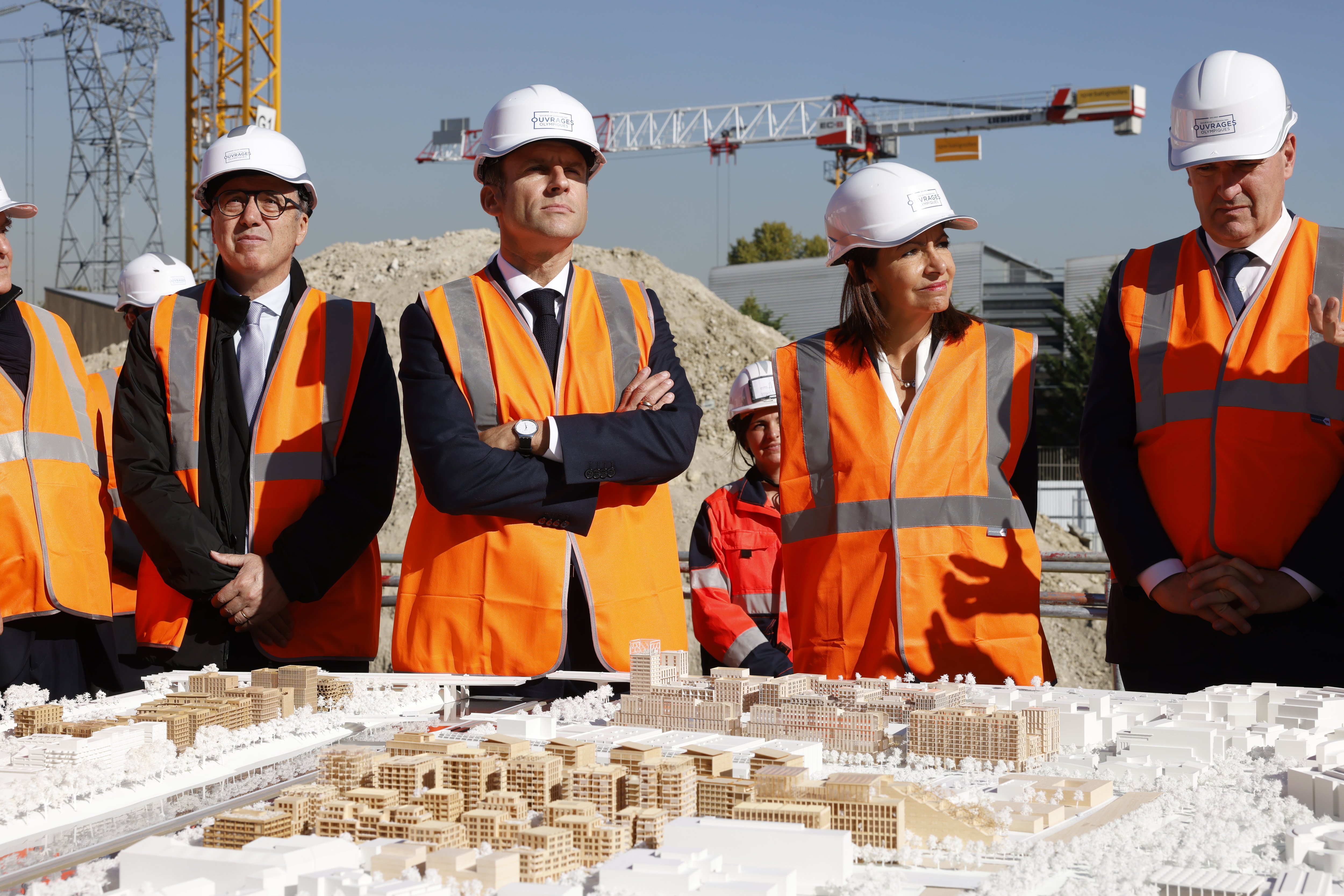 Le 14 octobre 2021, Emmanuel Macron (au centre) était venu voir les débuts de la construction du village olympique, situé à cheval sur les communes de Saint-Denis, Saint-Ouen et l'Île Saint-Denis (93). LP/Olivier Corsan