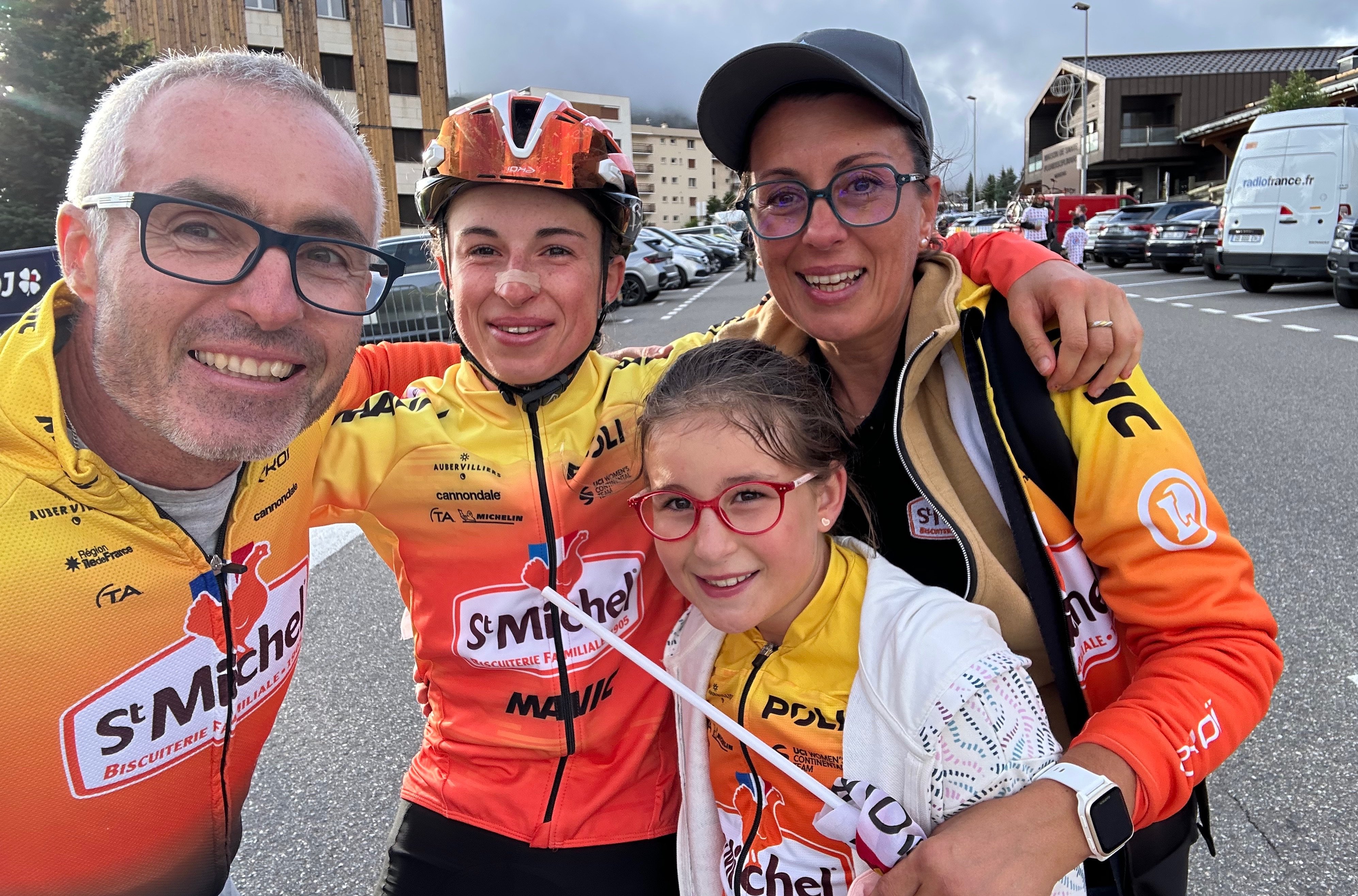 Réunion de famille au sommet de l'Alpe-d'Huez cet été pour les Bunel, heureux d'avoir pu suivre Marion (au centre) sur les dernières étape de son premier Tour de France féminin. DR