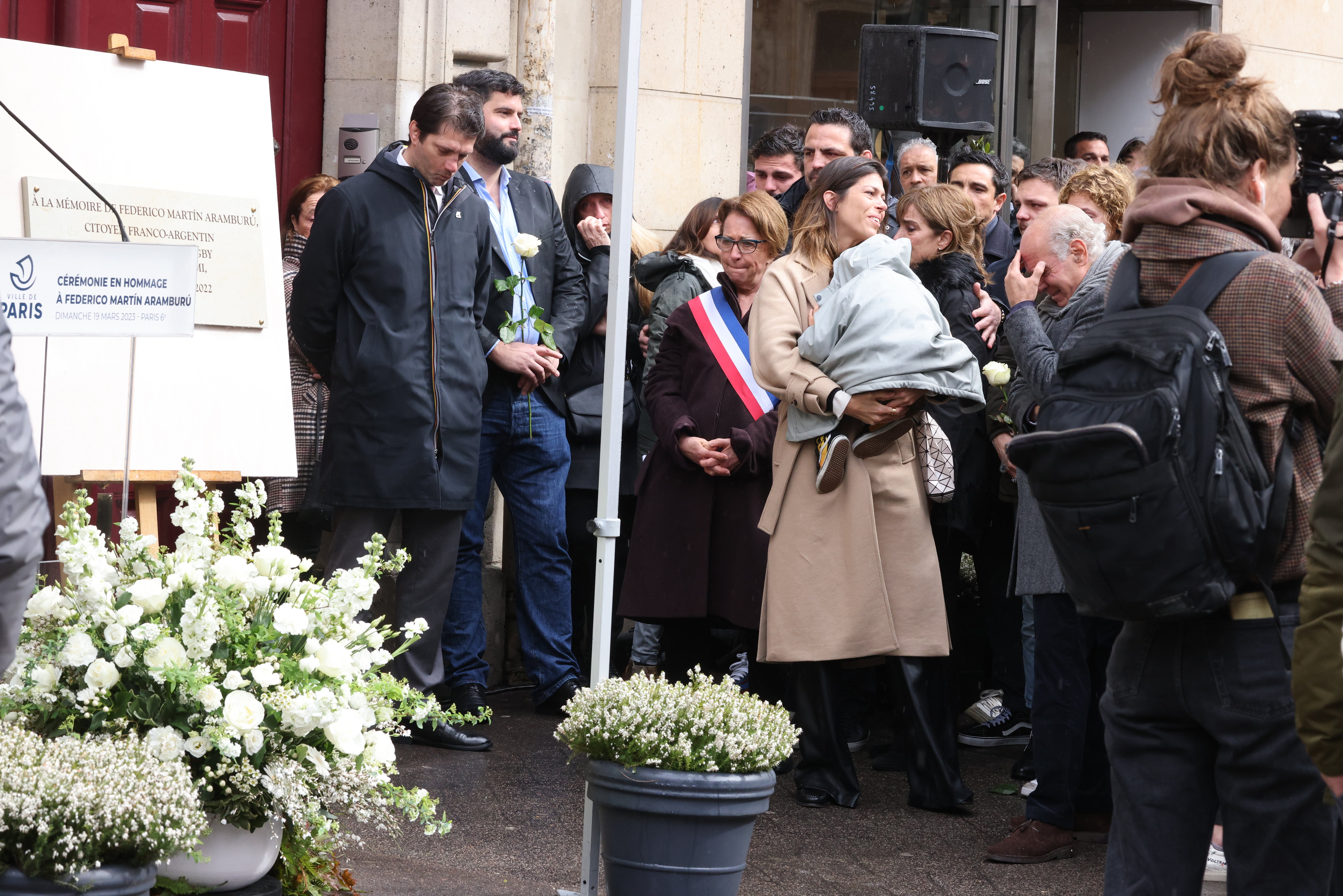 La femme et les parents de Federico Martin Aramburu étaient sur les lieux du drame, ce dimanche, pour rendre hommage au rugbyman tué un an plus tôt. LP/Olivier Lejeune