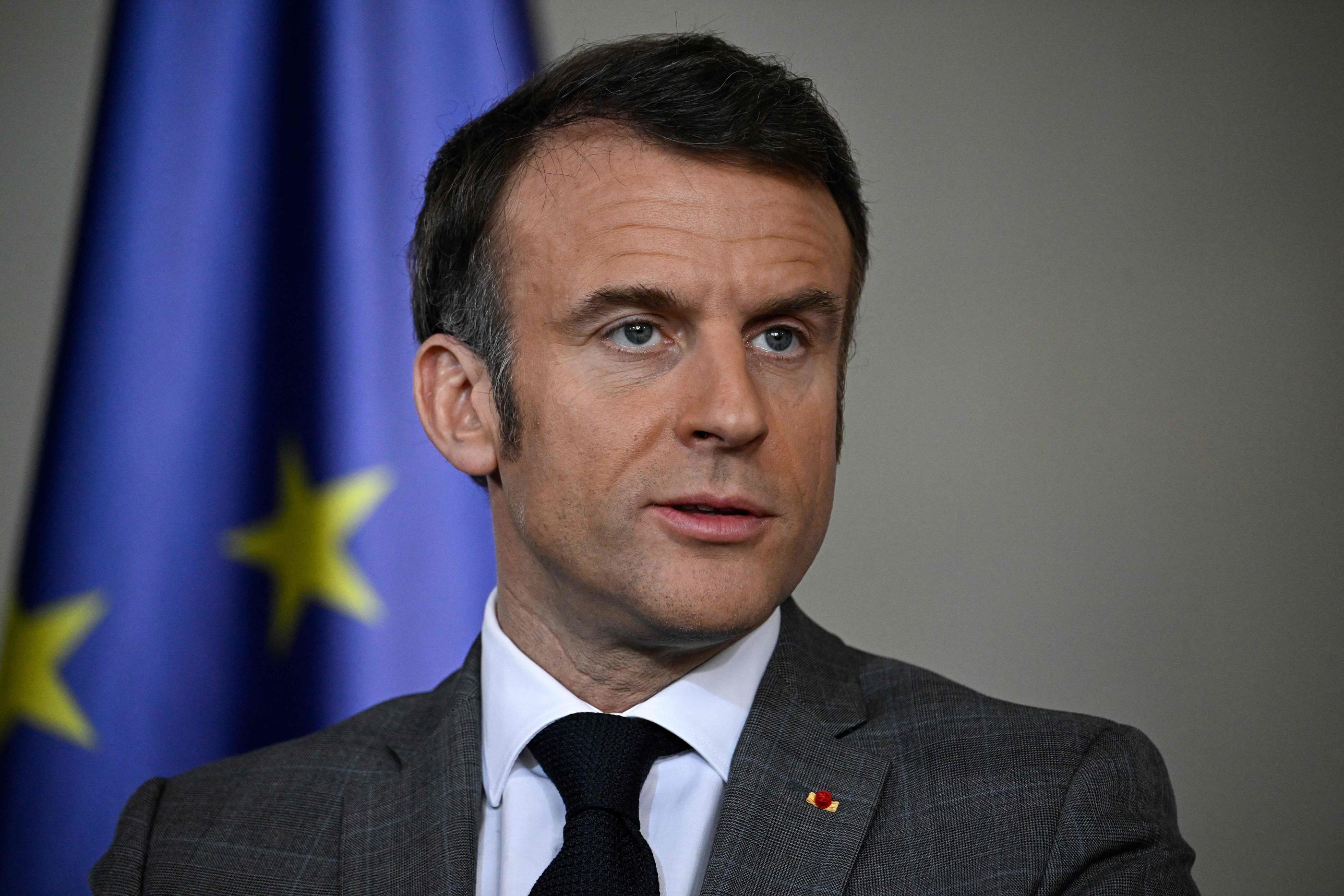 «Je pense que mes prédécesseurs qui ont été aux responsabilités face à de tels risques ont fait comme moi», confie Emmanuel Macron (ici à Berlin vendredi) défendant ses propos sur l'Ukraine. AFP/Tobias Schwarz