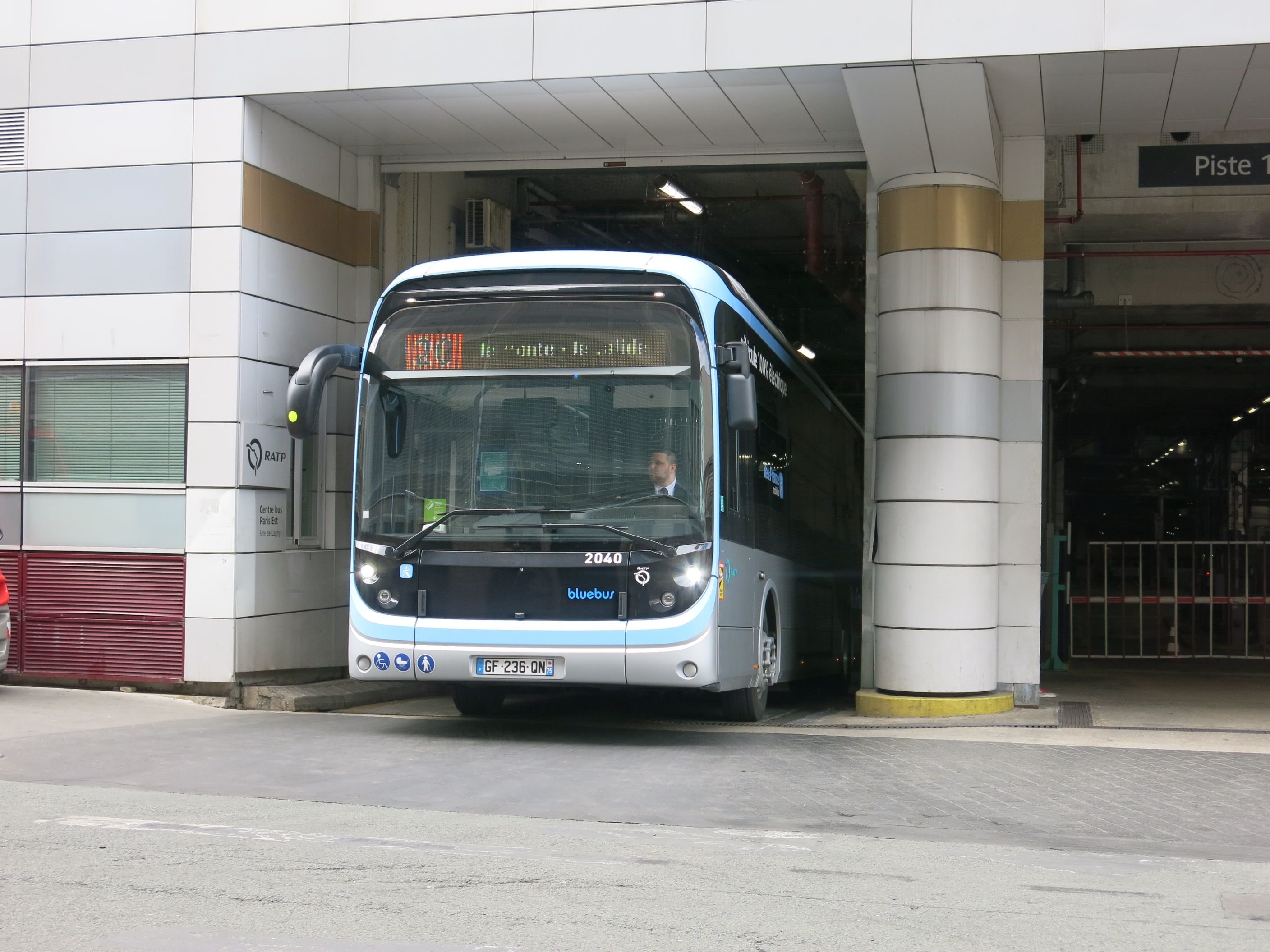 Paris (XXe), dépôt de bus de Lagny, le 15 avril. C'est le premier Bluebus de la série 5SE à reprendre du service après deux ans d'immobilisation. LP/Benoît Hasse